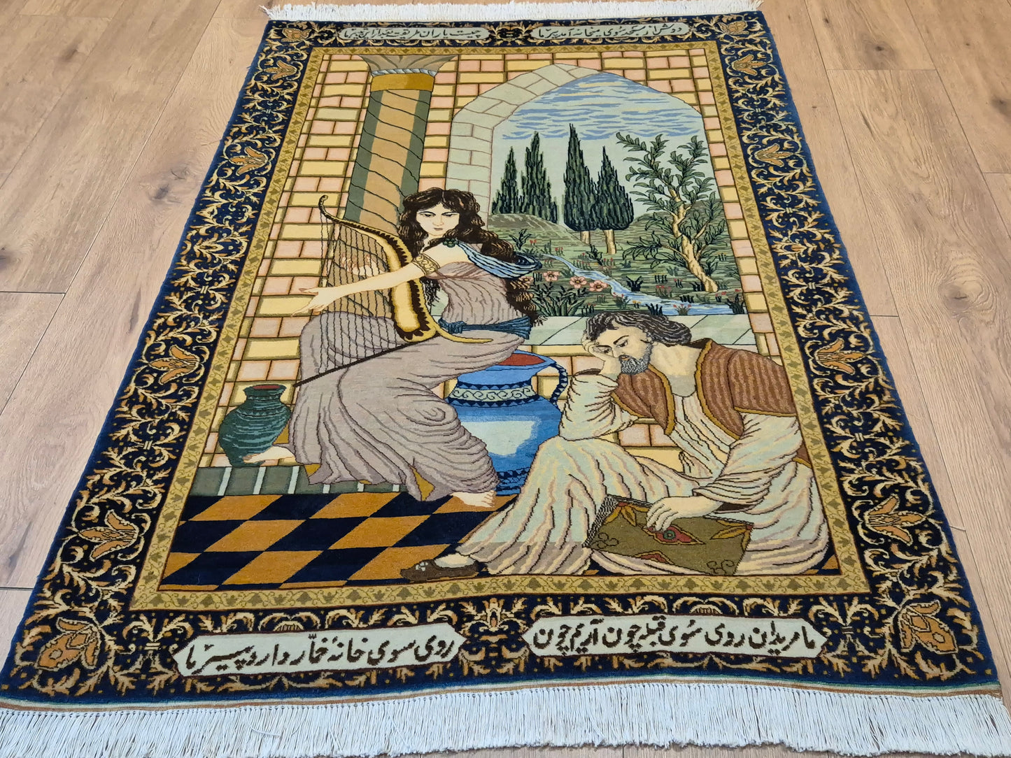 Täbriz Teppich – Korkwolle, figürliche Darstellung, feine Knüpfung