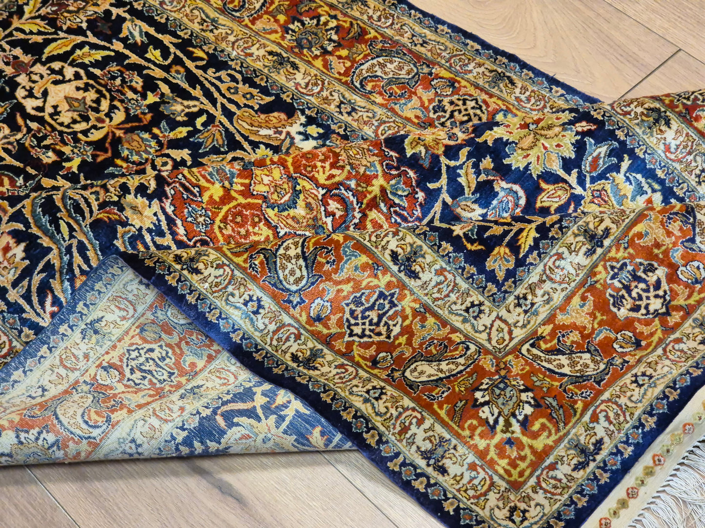 Hereke Teppich – Seide auf Seide, florales Muster, feine Knüpfung