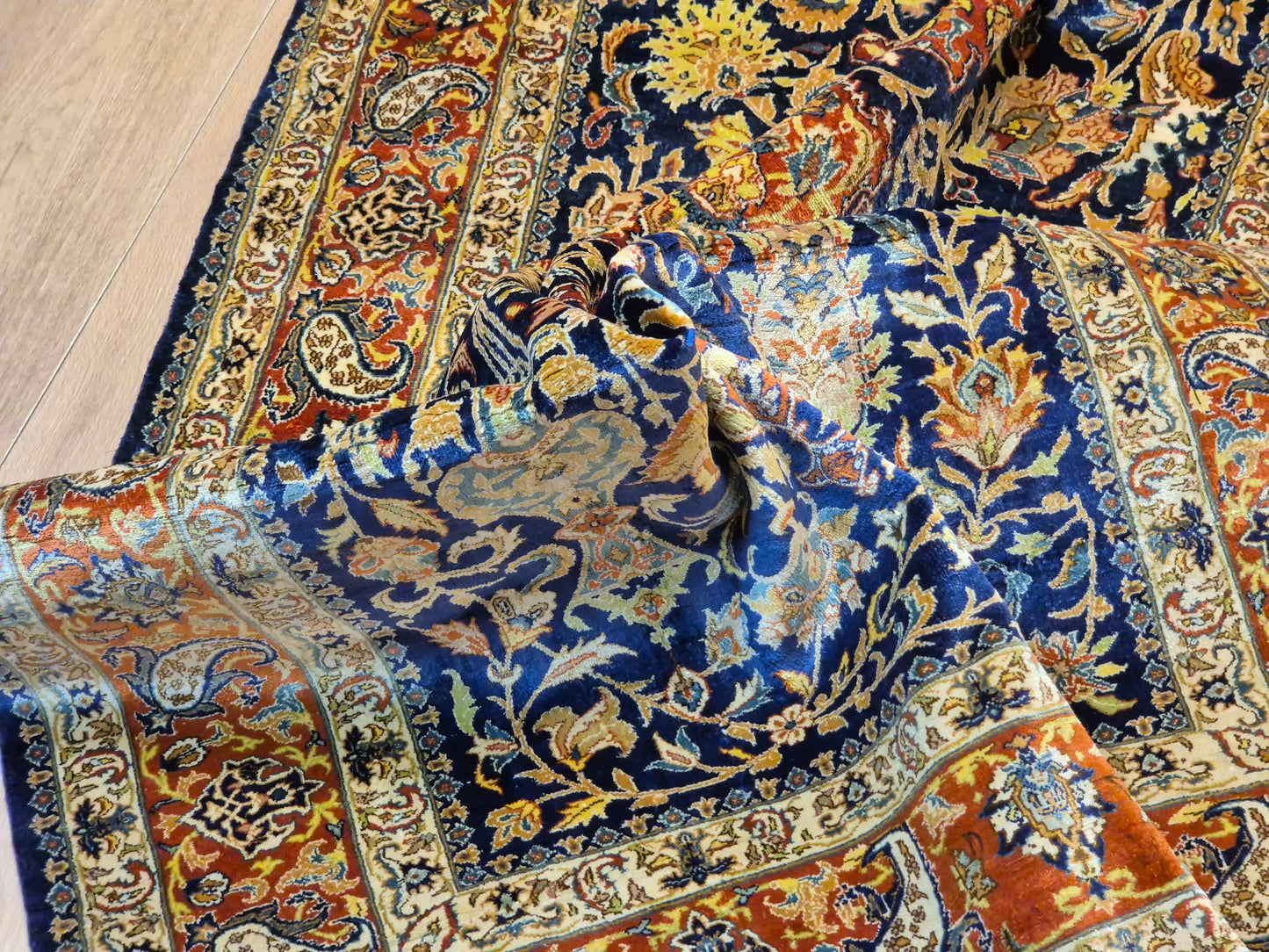 Hereke Teppich – Seide auf Seide, florales Muster, feine Knüpfung