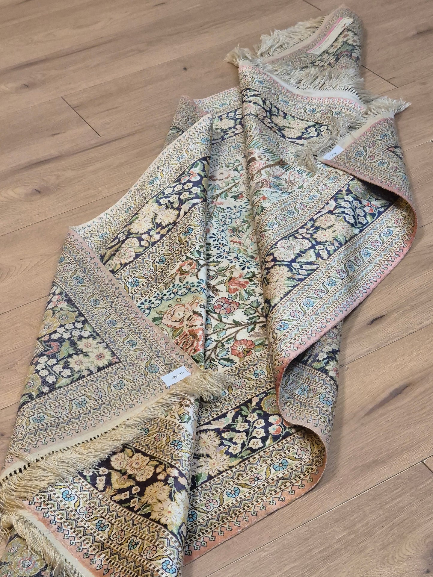 Hereke Teppich Naturseide florales Muster feine Knüpfung