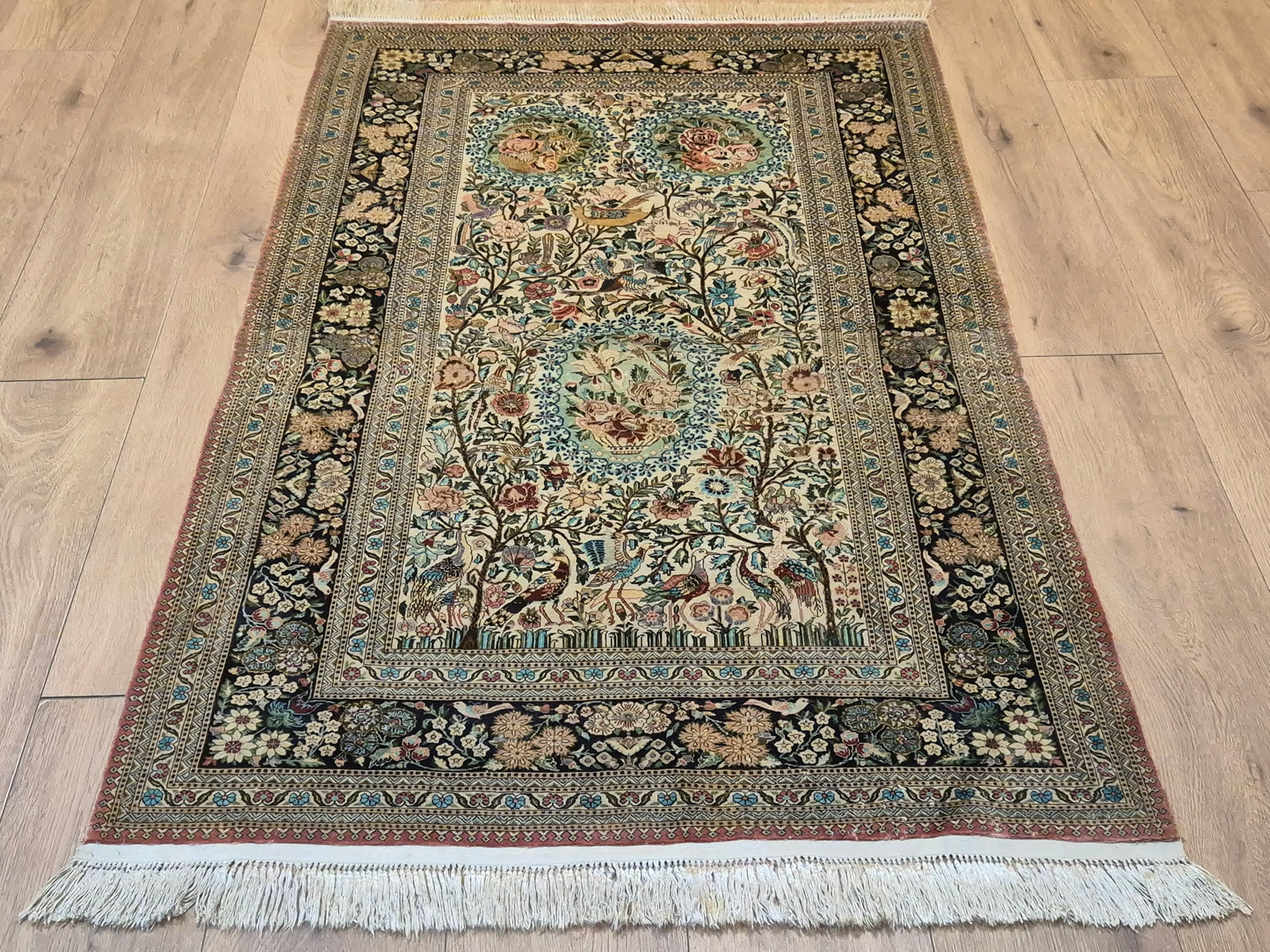 Hereke Teppich Naturseide florales Muster feine Knüpfung