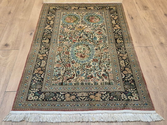 Hereke Teppich Naturseide florales Muster feine Knüpfung