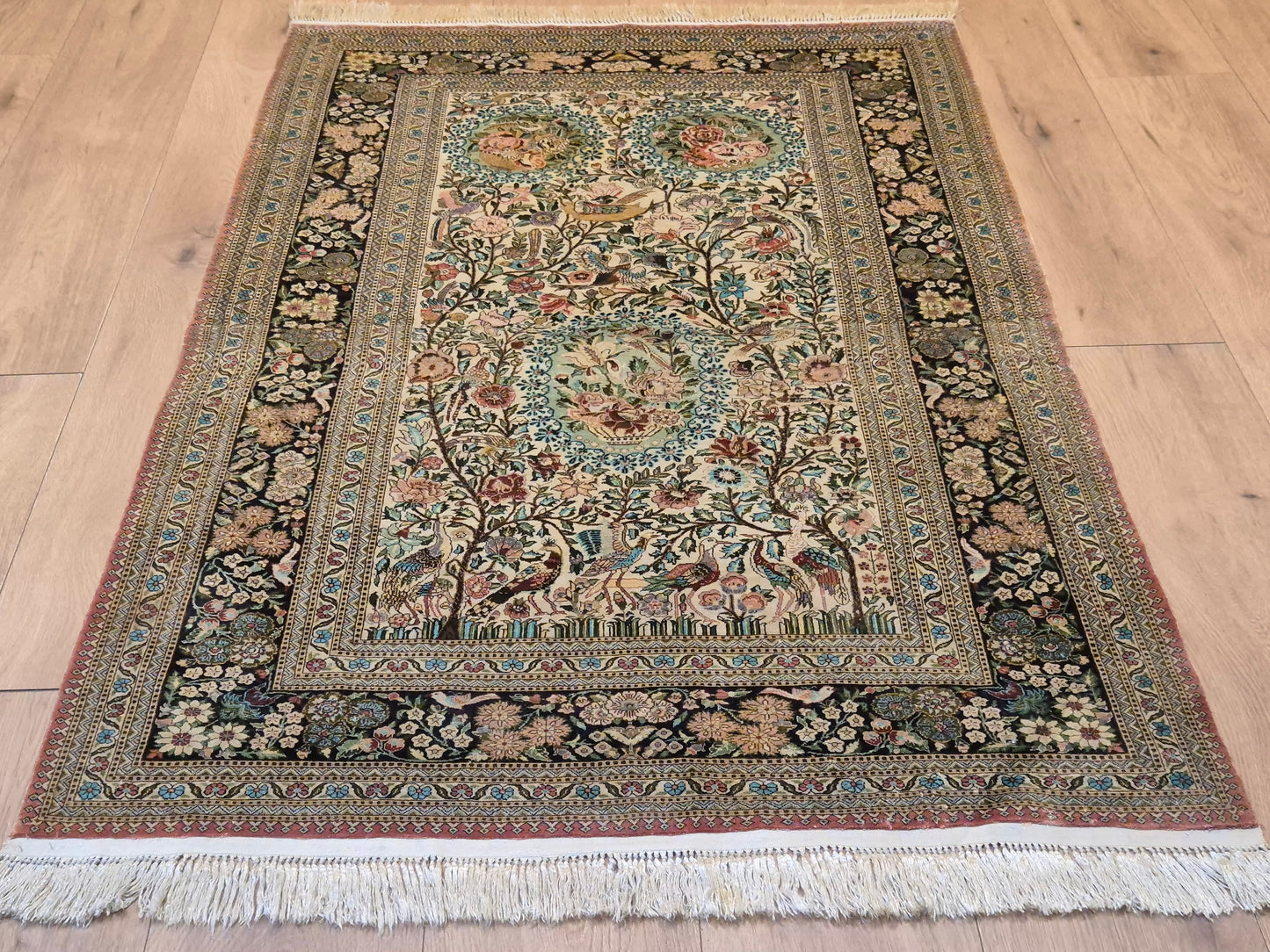 Hereke Teppich Naturseide florales Muster feine Knüpfung