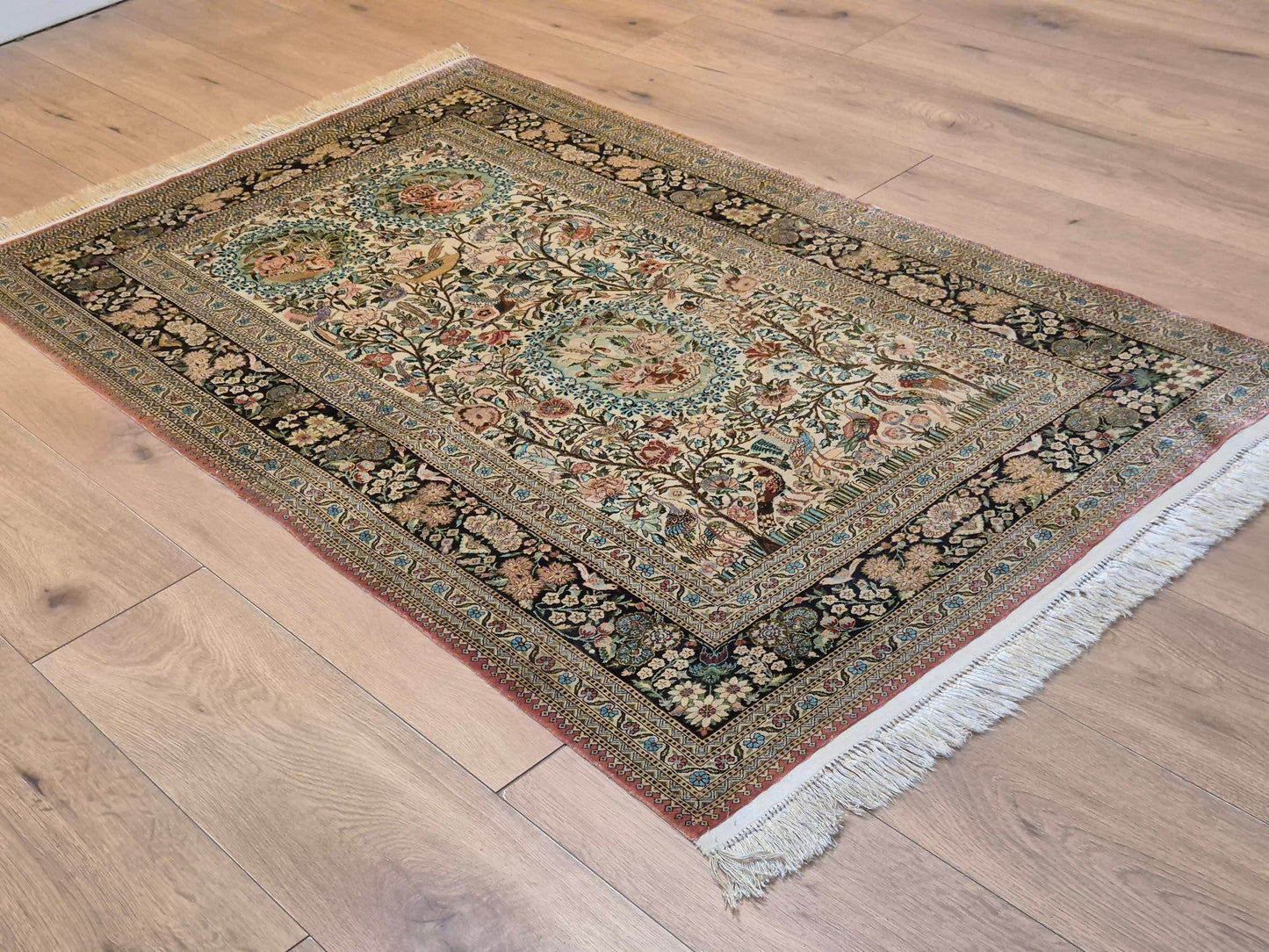 Hereke Teppich Naturseide florales Muster feine Knüpfung