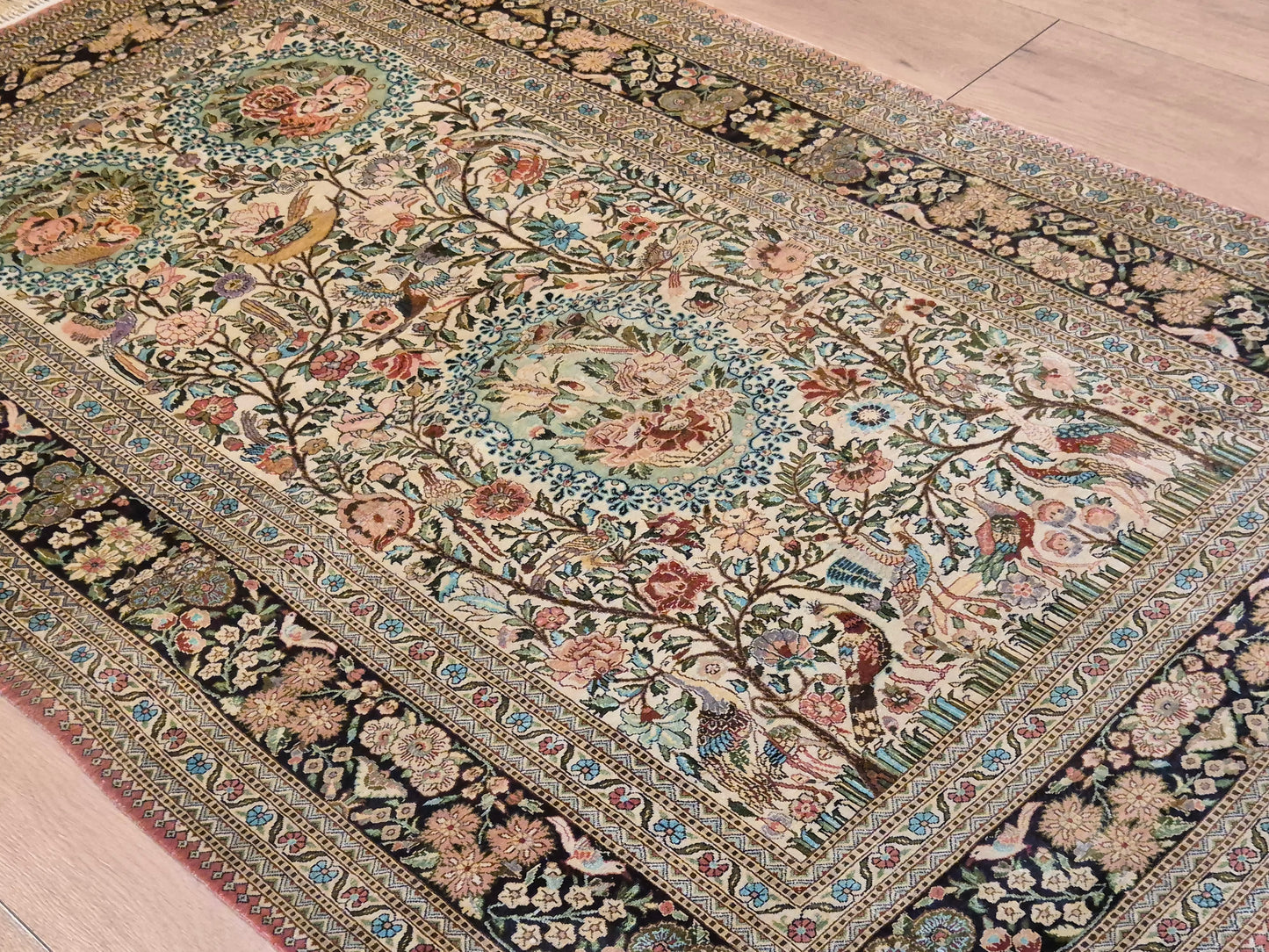 Hereke Teppich Naturseide florales Muster feine Knüpfung