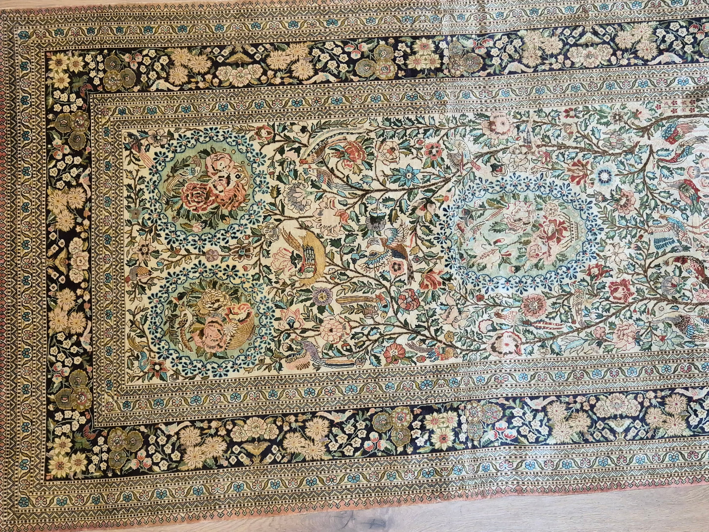 Hereke Teppich Naturseide florales Muster feine Knüpfung