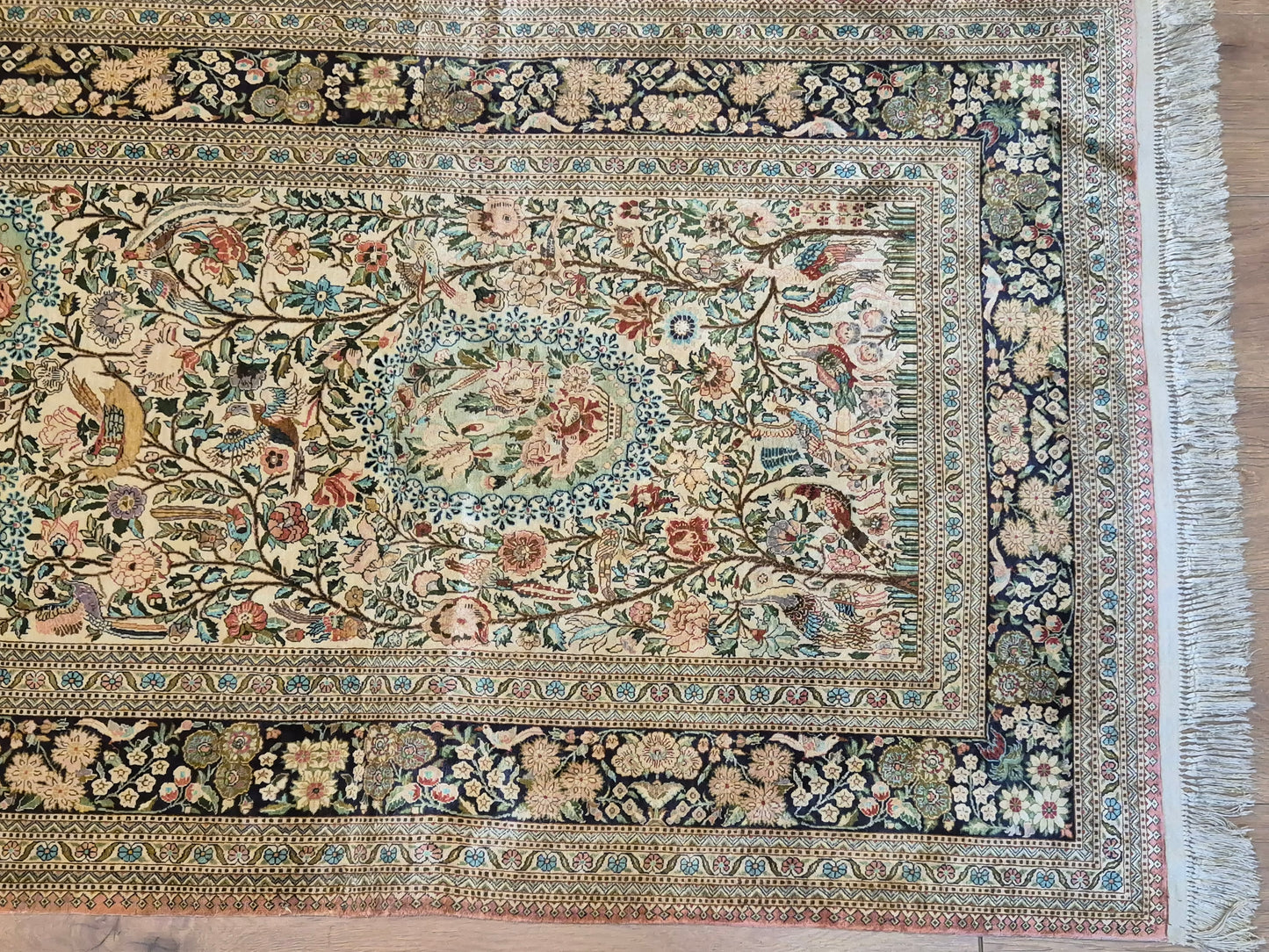 Hereke Teppich Naturseide florales Muster feine Knüpfung