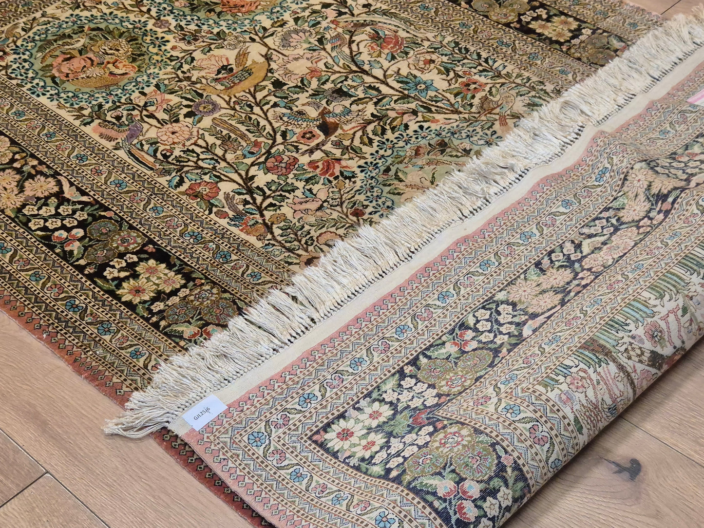 Hereke Teppich Naturseide florales Muster feine Knüpfung