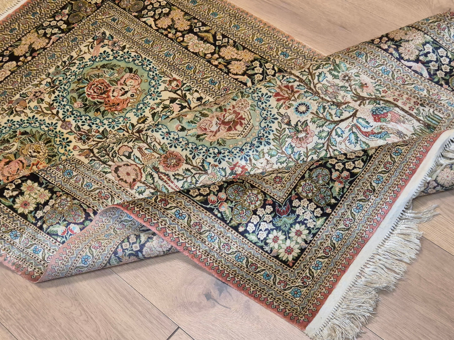 Hereke Teppich Naturseide florales Muster feine Knüpfung