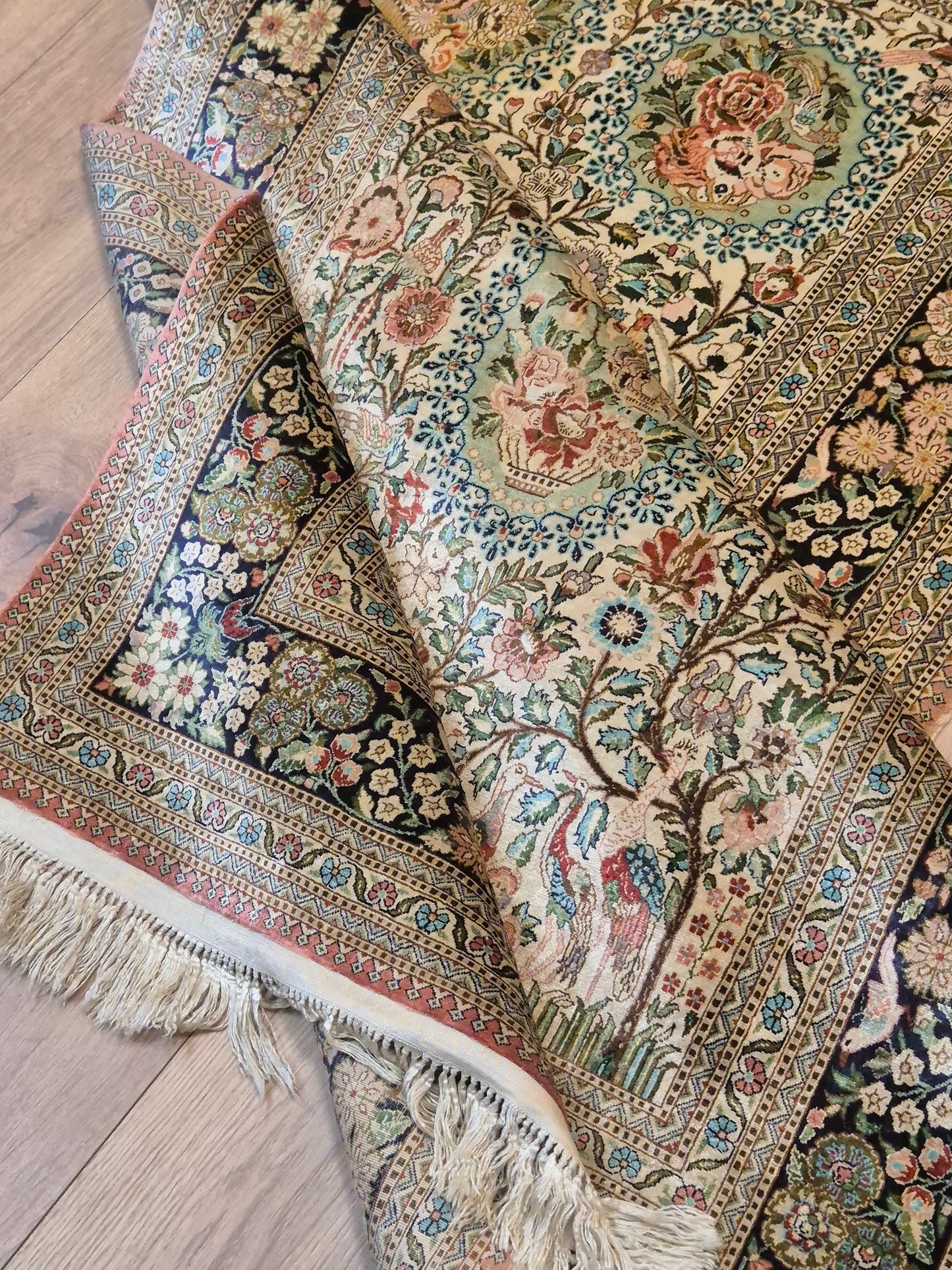 Hereke Teppich Naturseide florales Muster feine Knüpfung