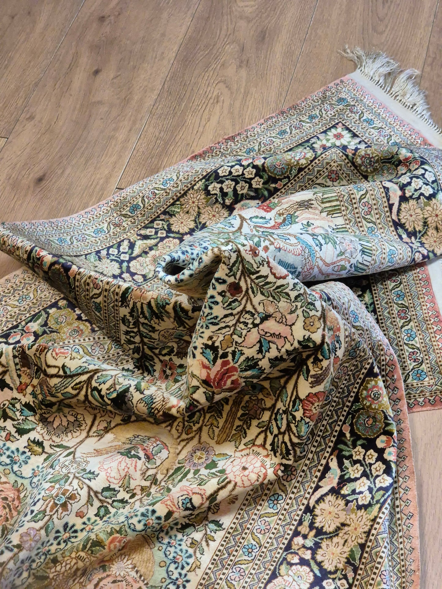 Hereke Teppich Naturseide florales Muster feine Knüpfung