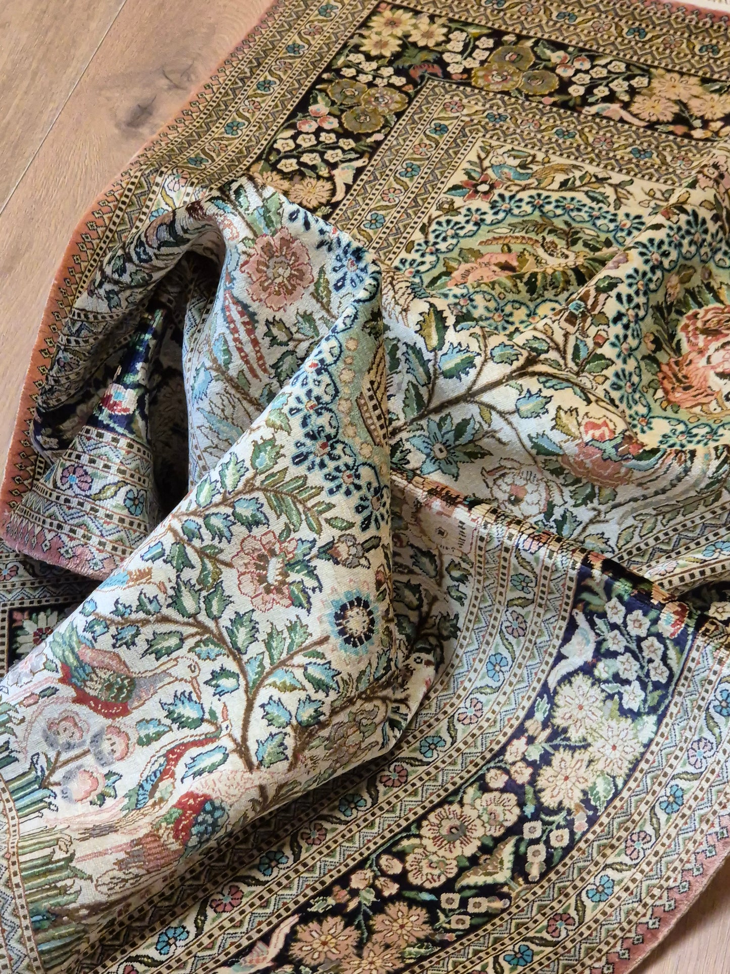 Hereke Teppich Naturseide florales Muster feine Knüpfung