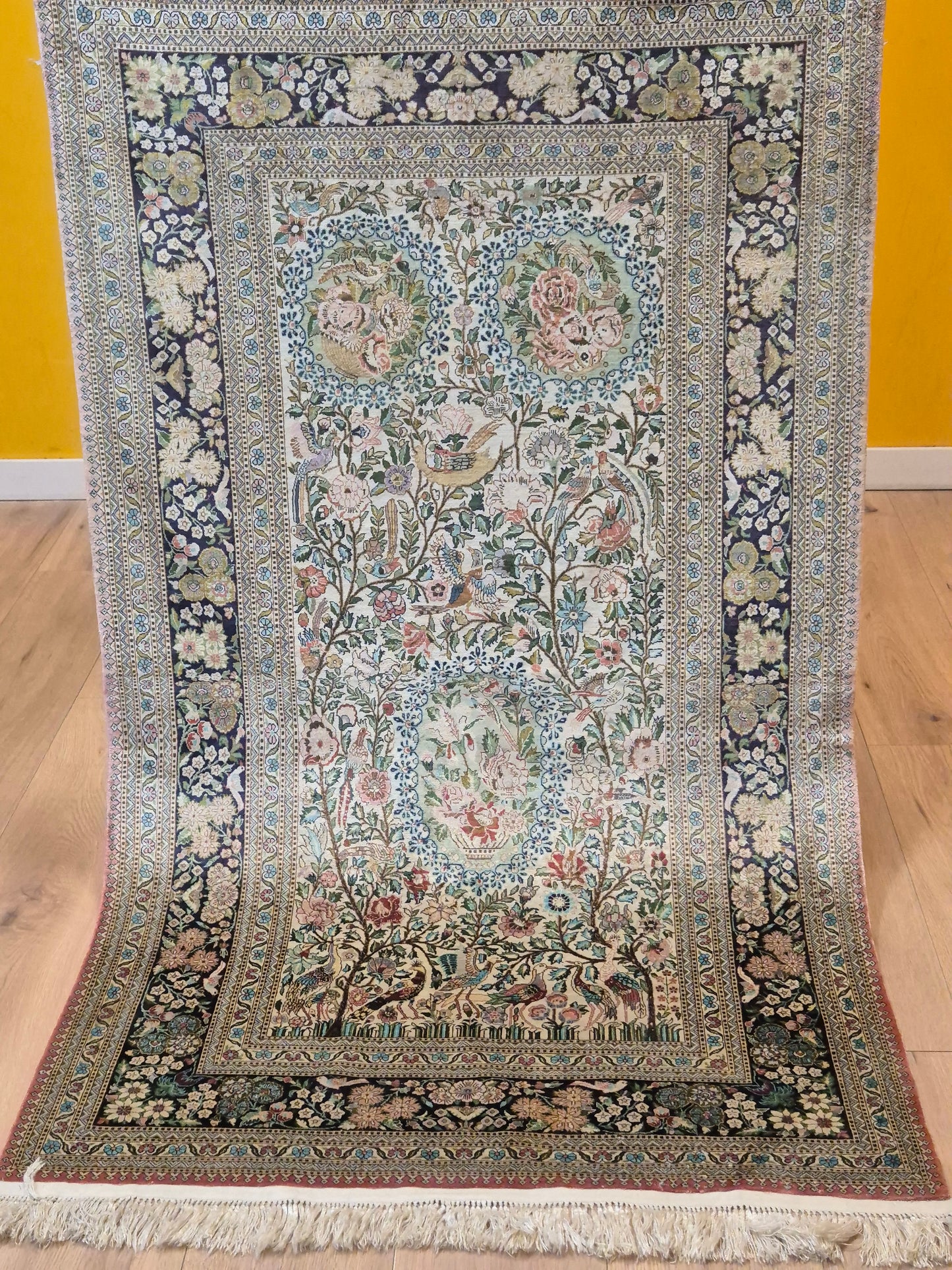 Hereke Teppich Naturseide florales Muster feine Knüpfung