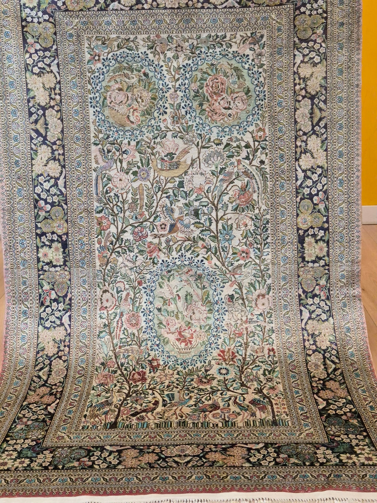 Hereke Teppich Naturseide florales Muster feine Knüpfung