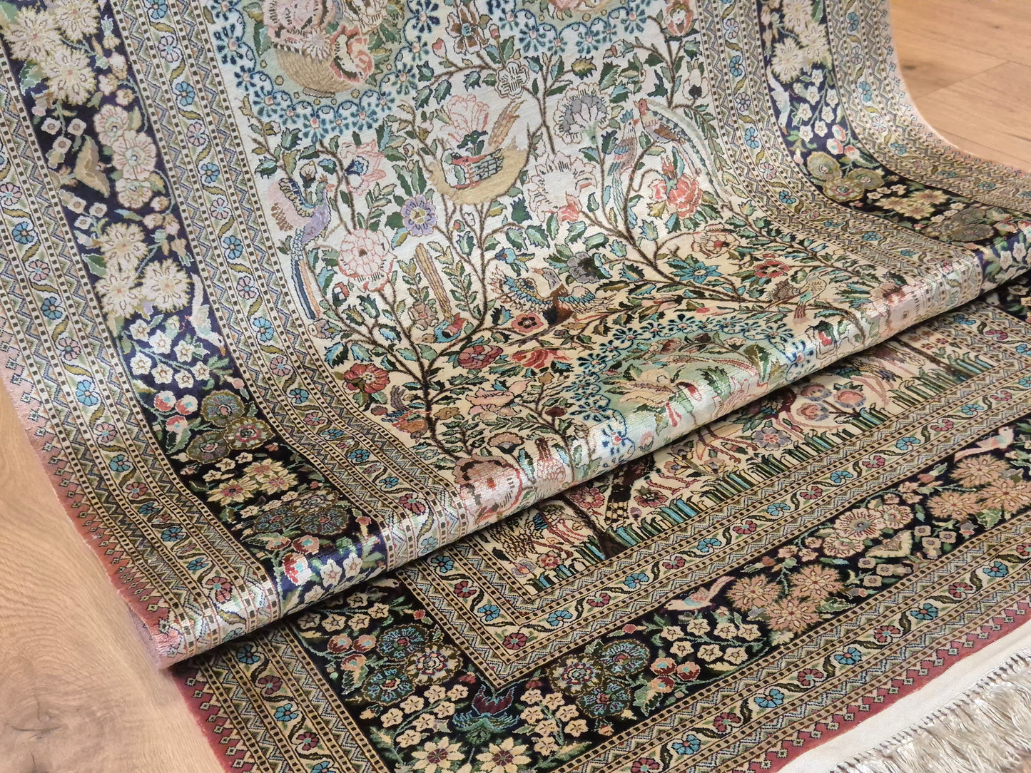 Hereke Teppich Naturseide florales Muster feine Knüpfung