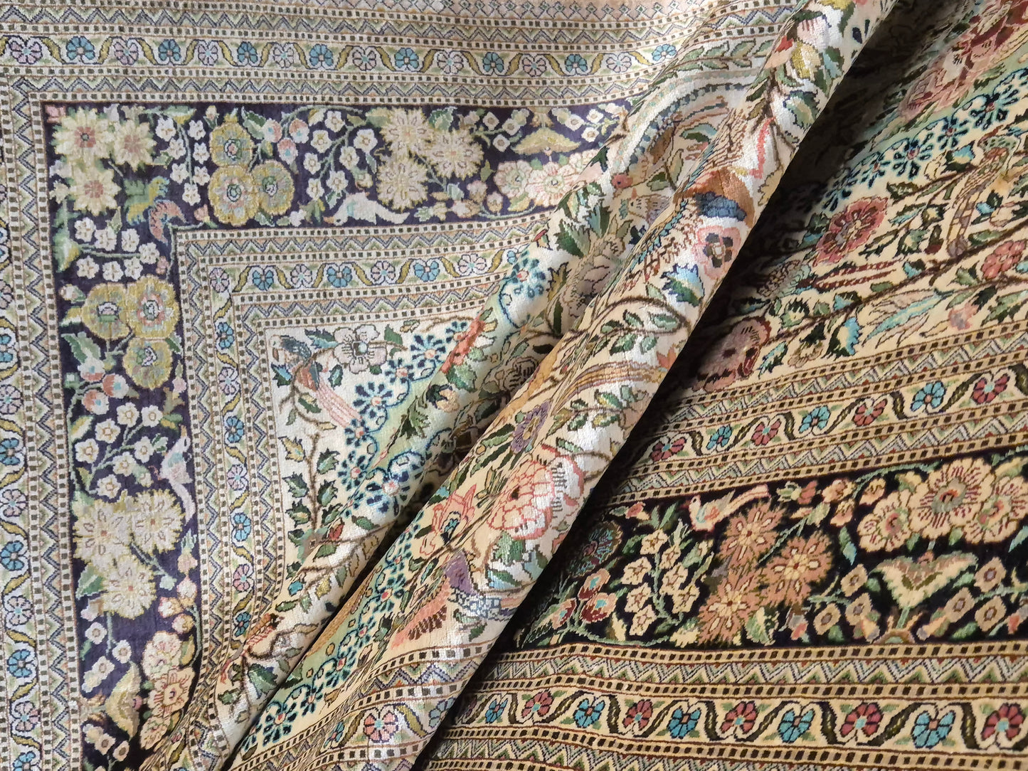 Hereke Teppich Naturseide florales Muster feine Knüpfung