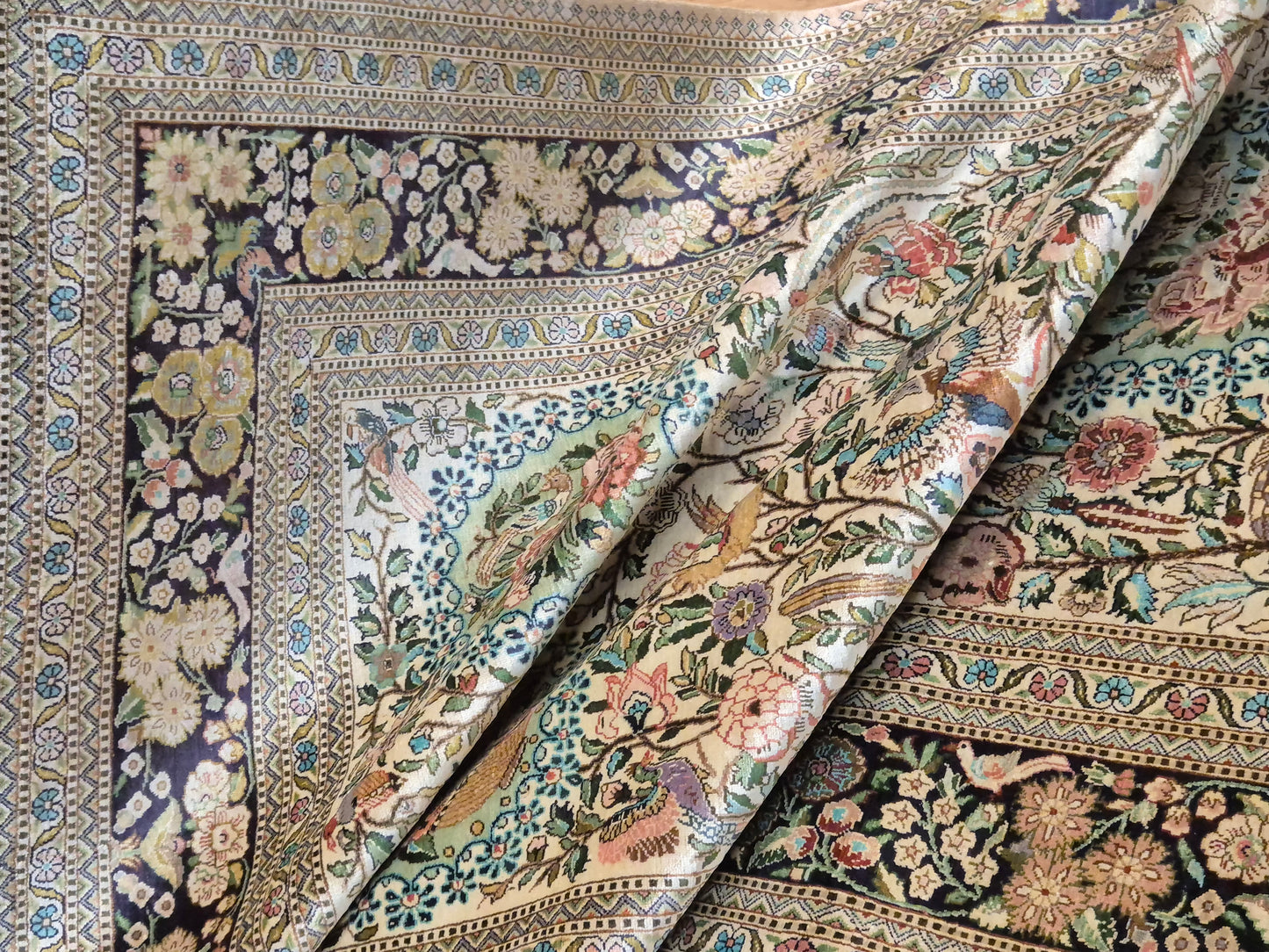 Hereke Teppich Naturseide florales Muster feine Knüpfung