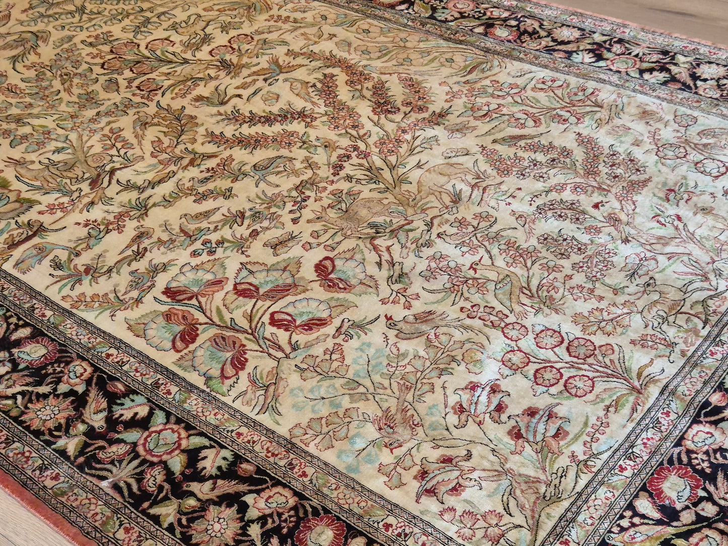 Ghom Teppich – Seide auf Seide, Paradiesgarten-Motiv, feine Knüpfung