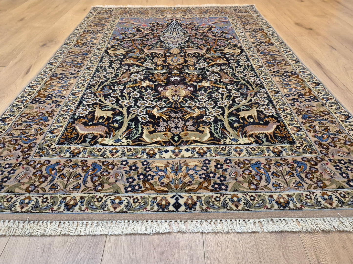 Isfahan Teppich – Korkwolle mit Seide, Jagdszene, feine Knüpfung