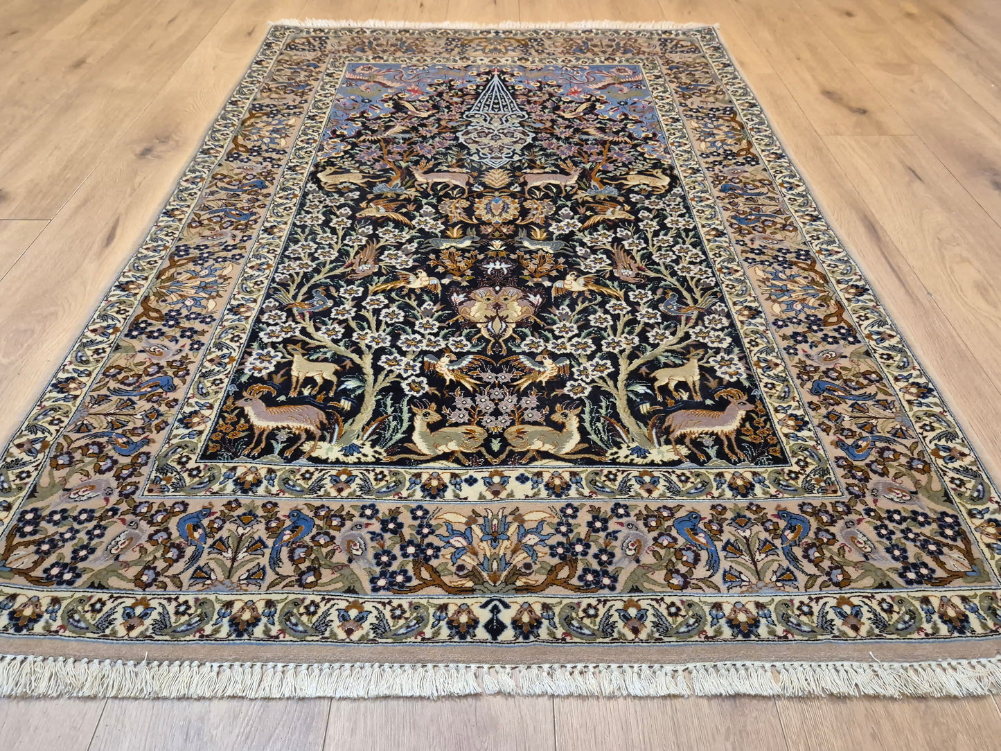 Isfahan Teppich – Korkwolle mit Seide, Jagdszene, feine Knüpfung