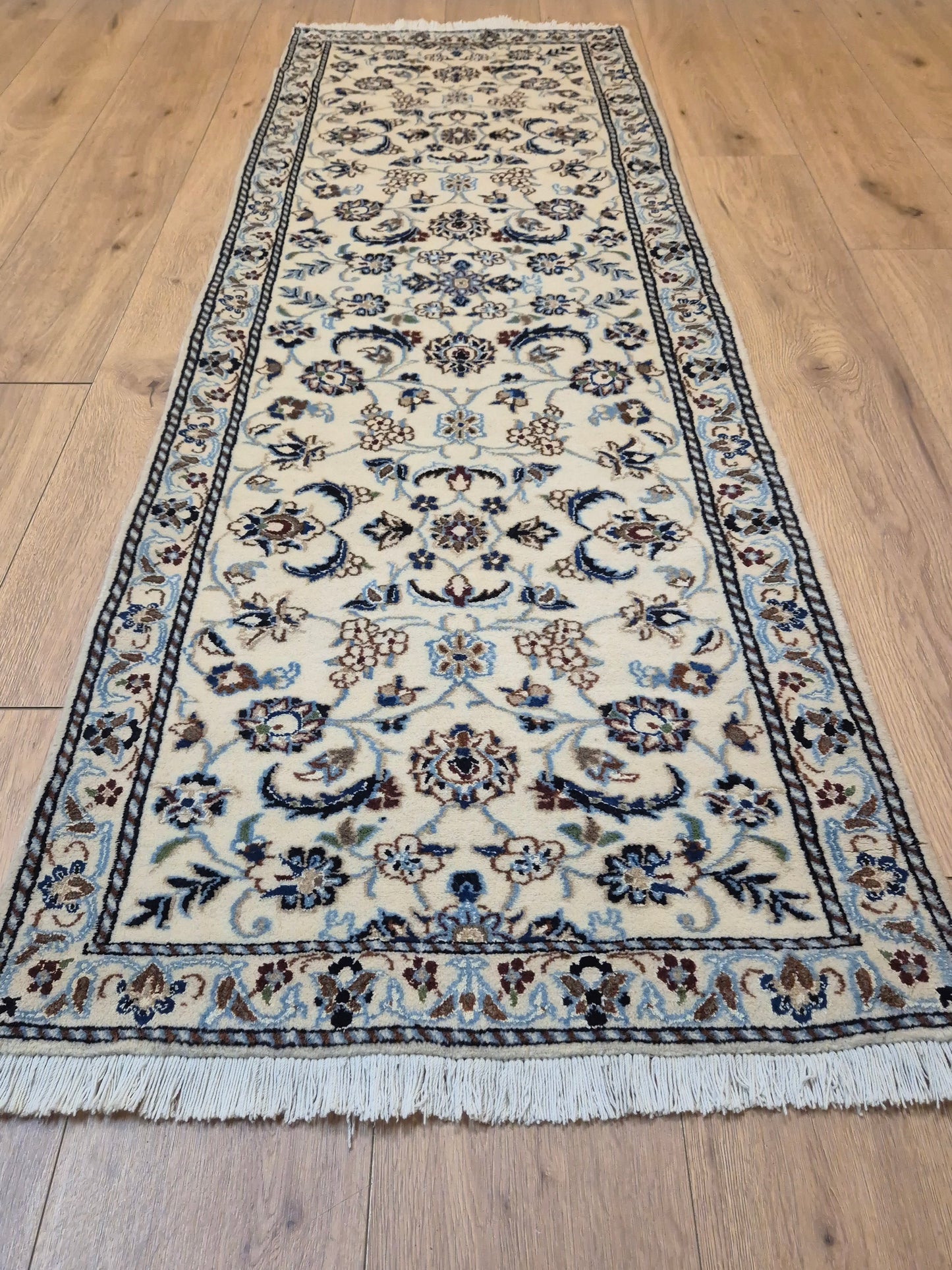 Nain Läufer – Korkwolle mit Seide, florales Design, helle Eleganz