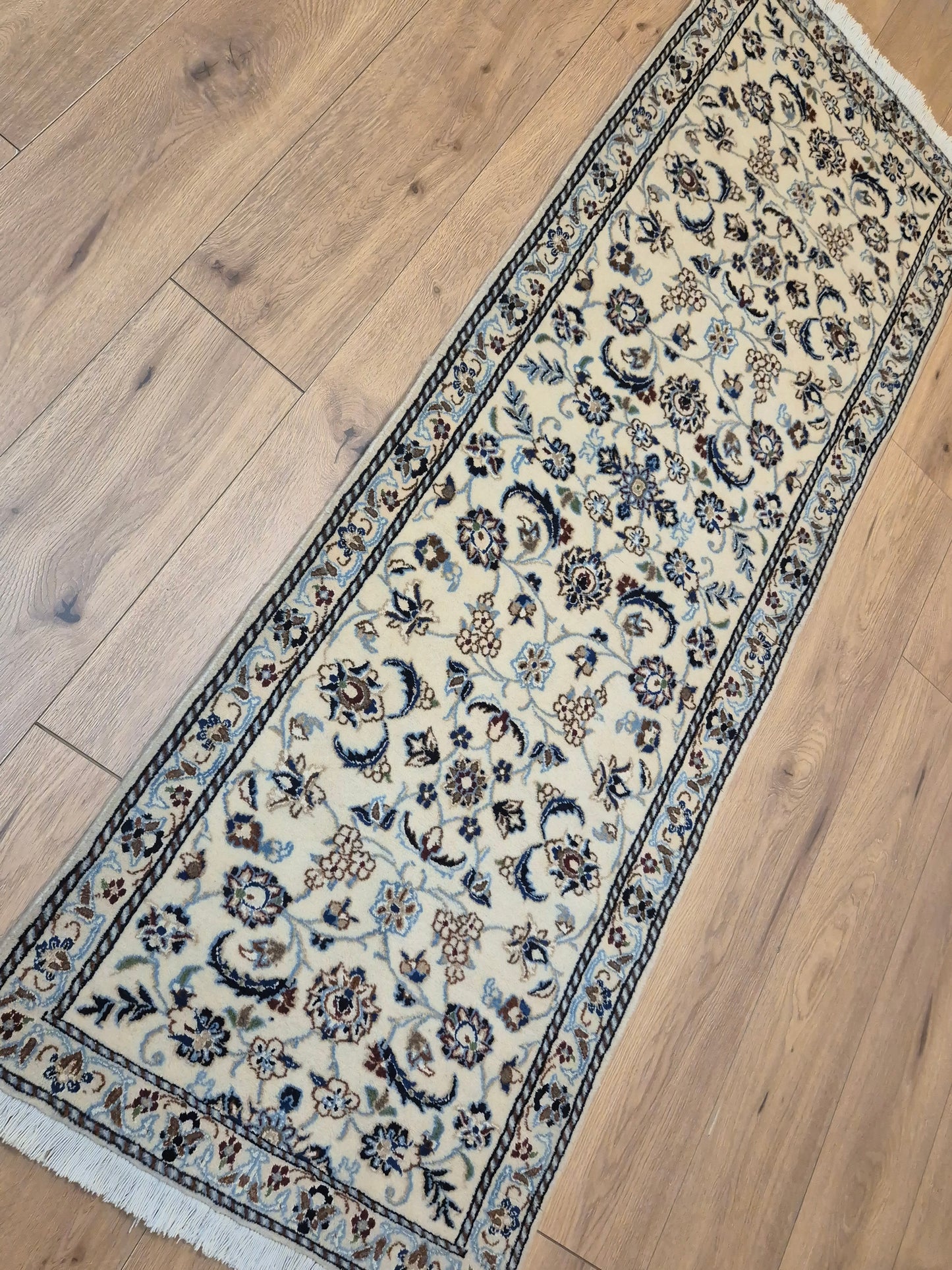 Nain Läufer – Korkwolle mit Seide, florales Design, helle Eleganz