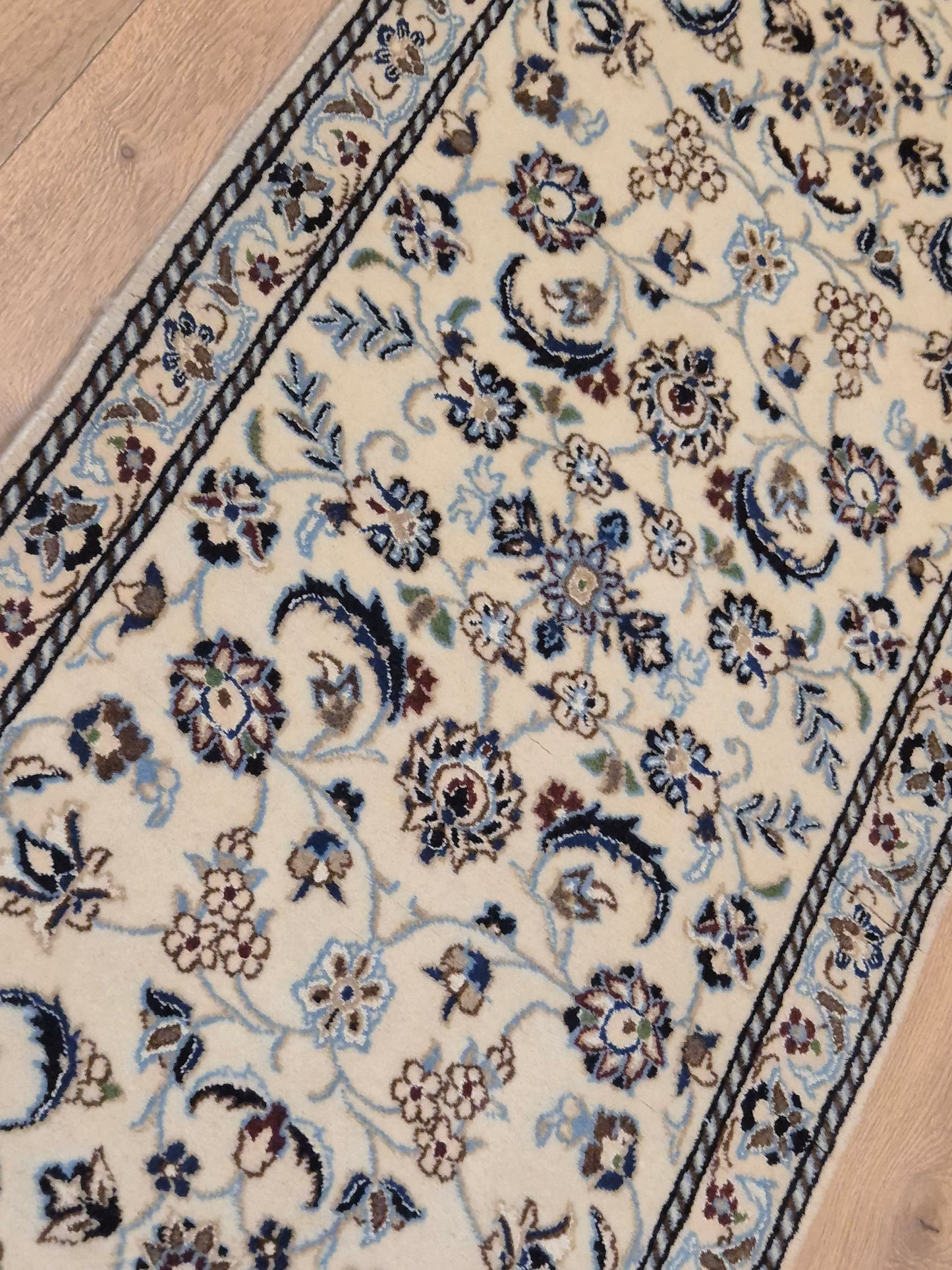 Nain Läufer – Korkwolle mit Seide, florales Design, helle Eleganz