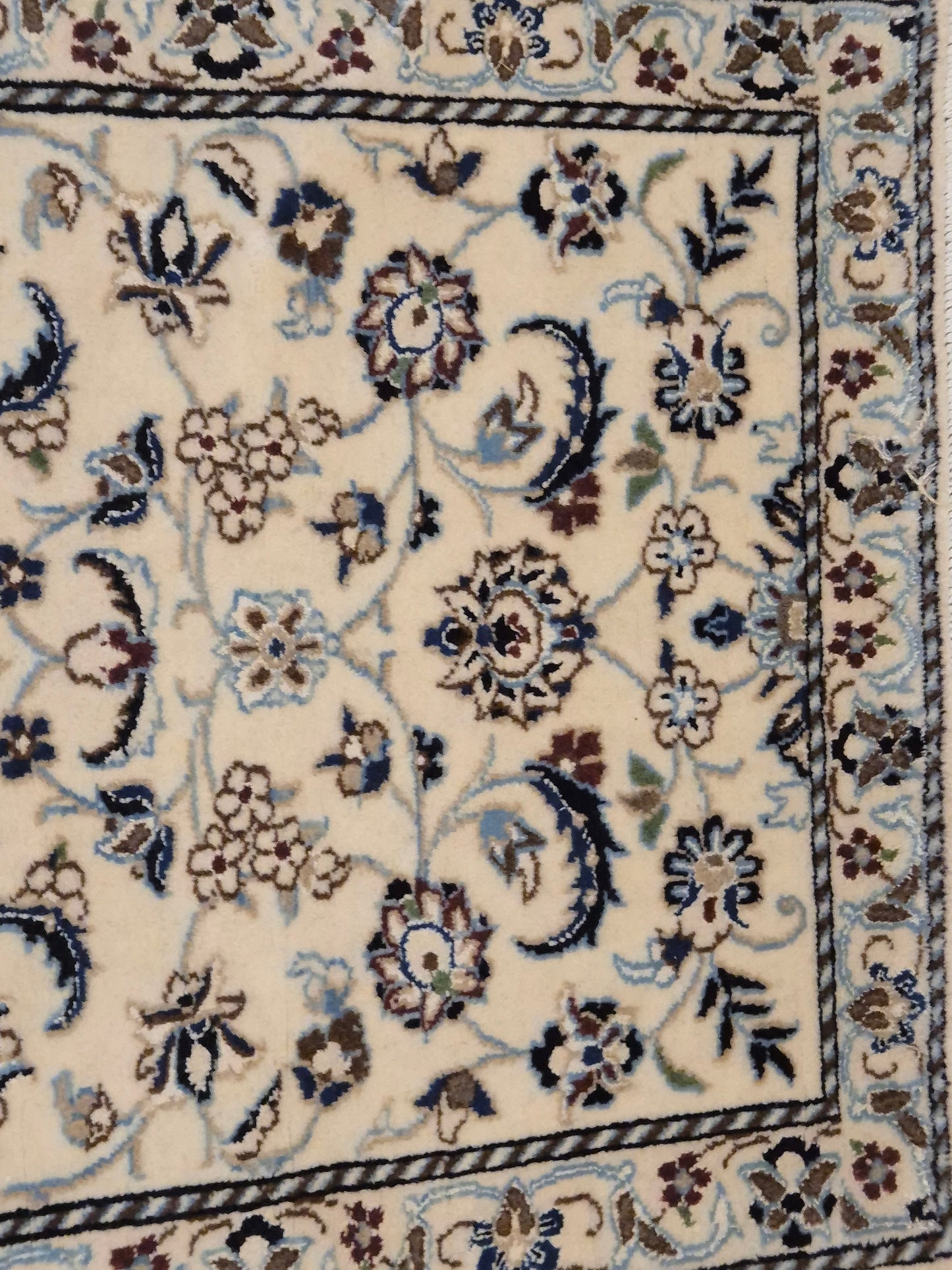 Nain Läufer – Korkwolle mit Seide, florales Design, helle Eleganz