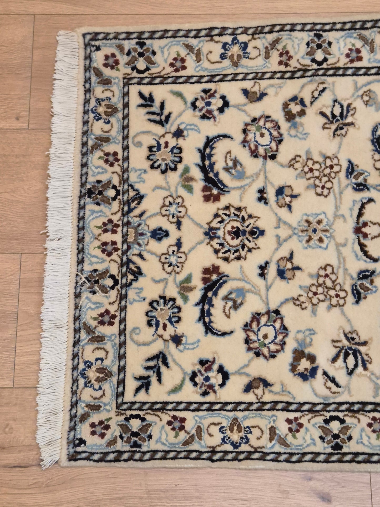 Nain Läufer – Korkwolle mit Seide, florales Design, helle Eleganz