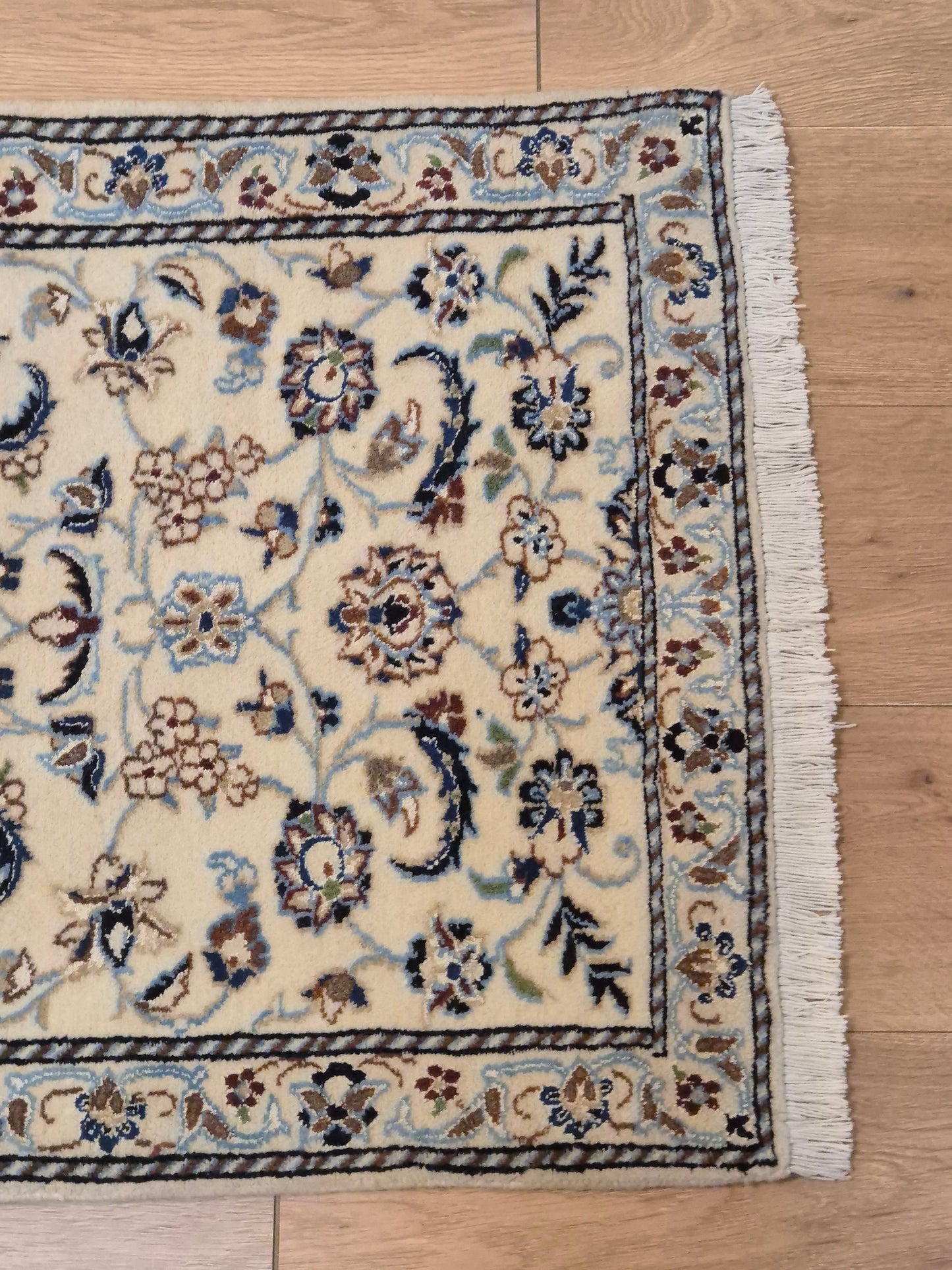 Nain Läufer – Korkwolle mit Seide, florales Design, helle Eleganz