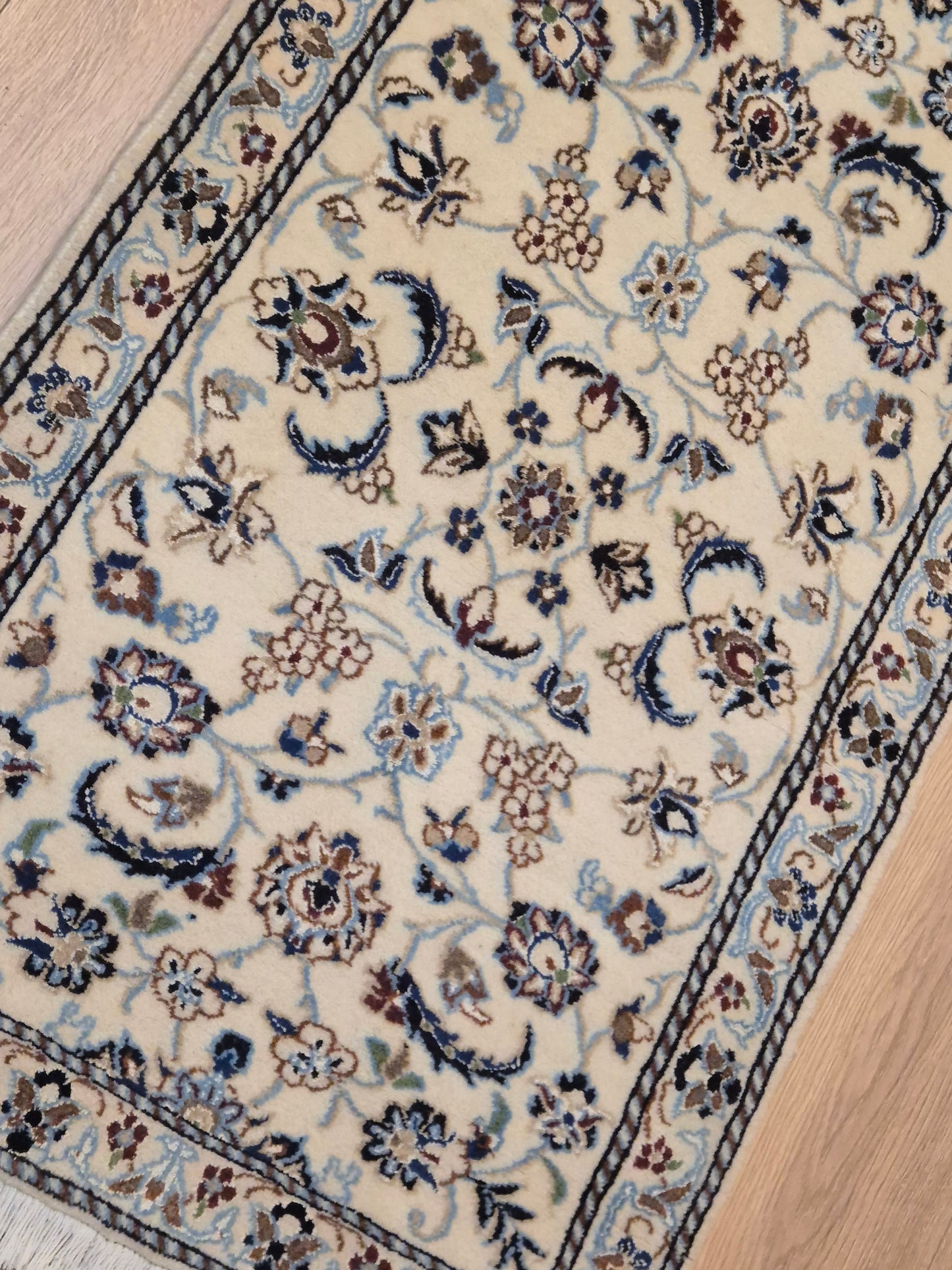 Nain Läufer – Korkwolle mit Seide, florales Design, helle Eleganz