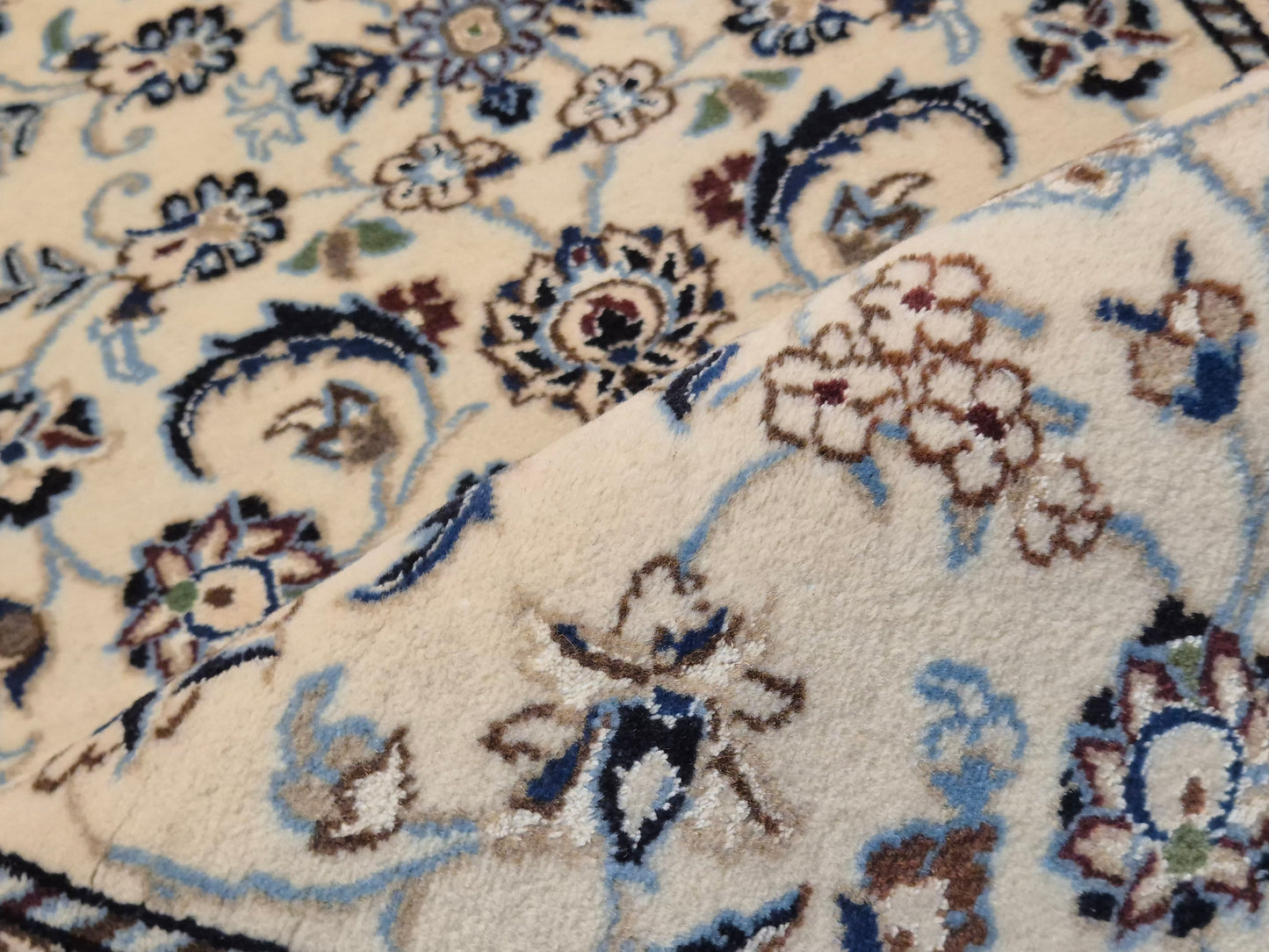 Nain Läufer – Korkwolle mit Seide, florales Design, helle Eleganz