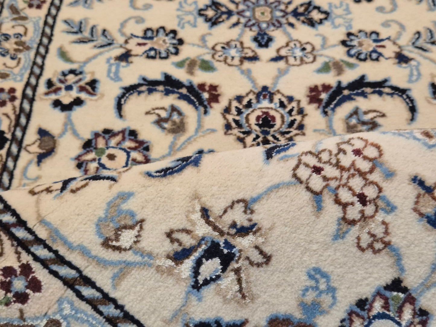 Nain Läufer – Korkwolle mit Seide, florales Design, helle Eleganz