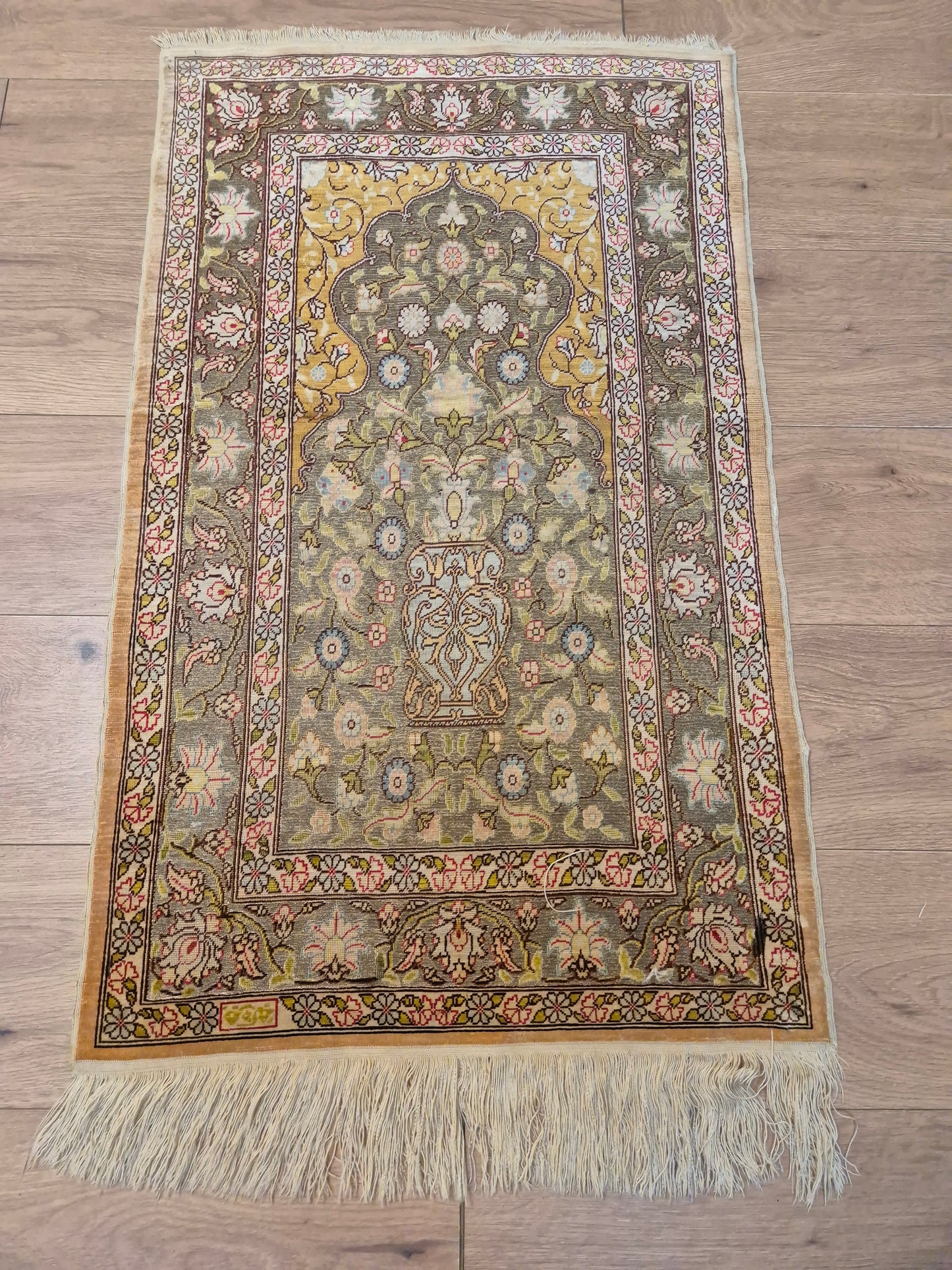 Hereke Teppich – reine Seide, signiert, feine Knüpfung