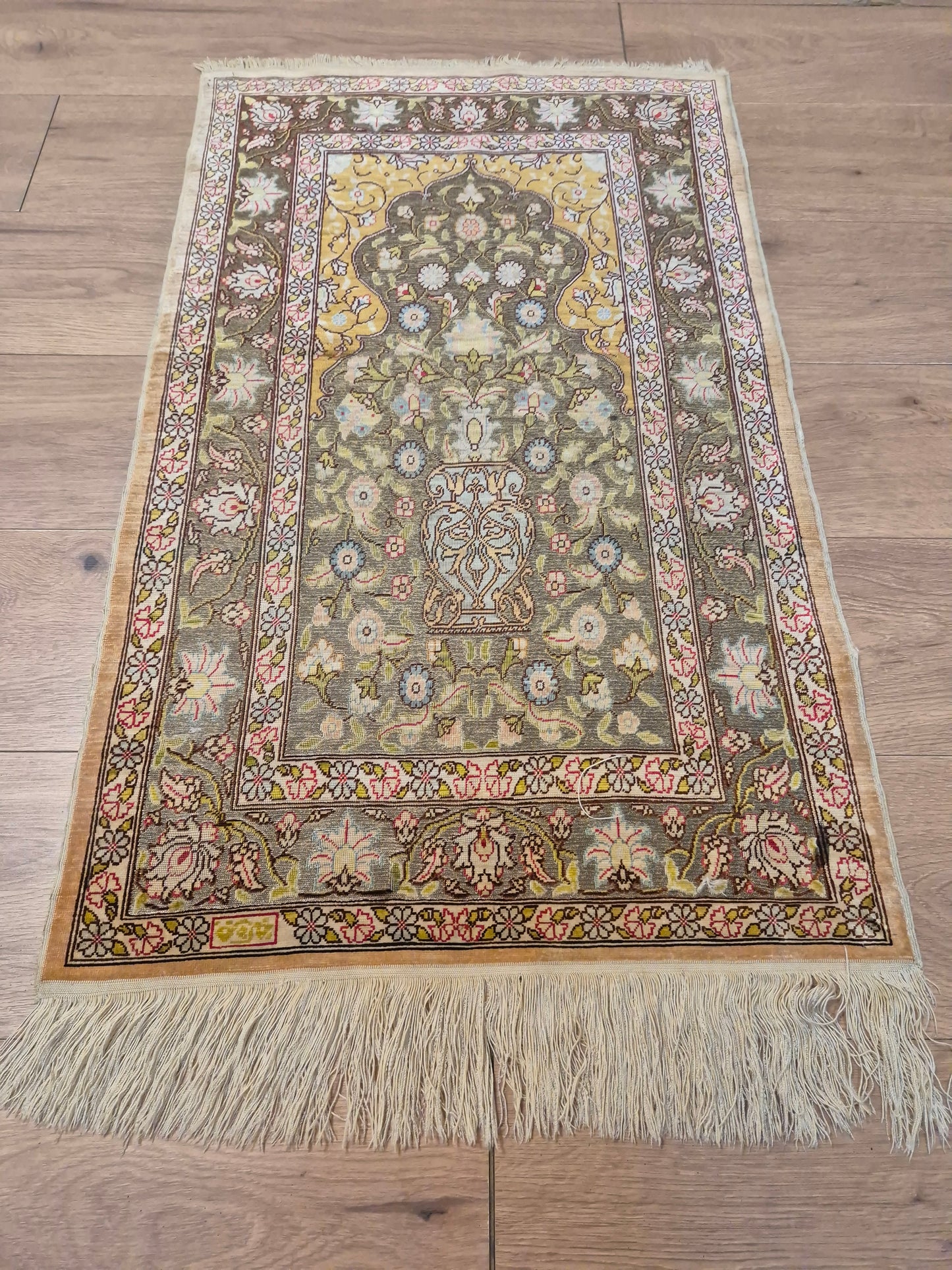 Hereke Teppich – reine Seide, signiert, feine Knüpfung