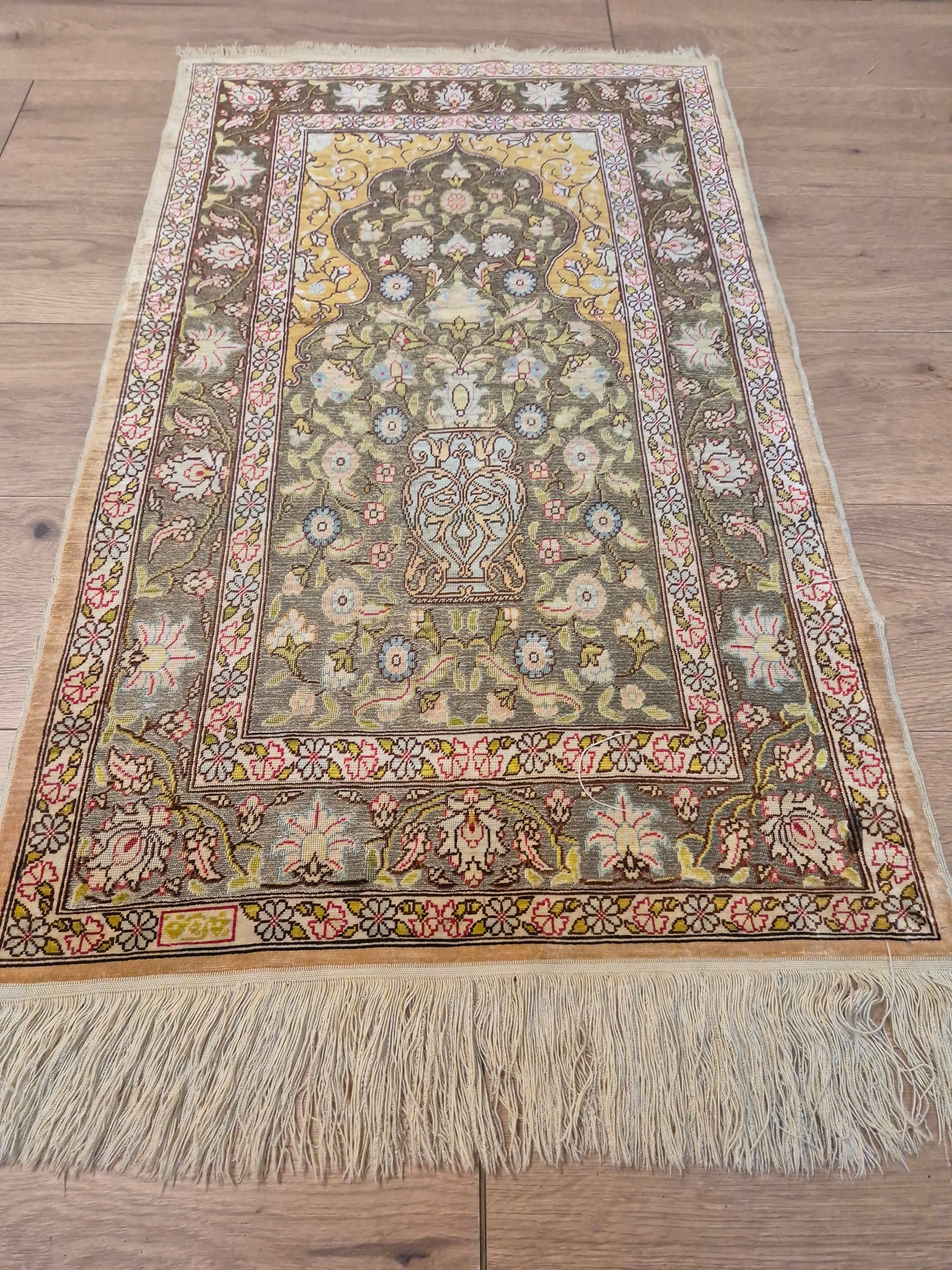 Hereke Teppich – reine Seide, signiert, feine Knüpfung