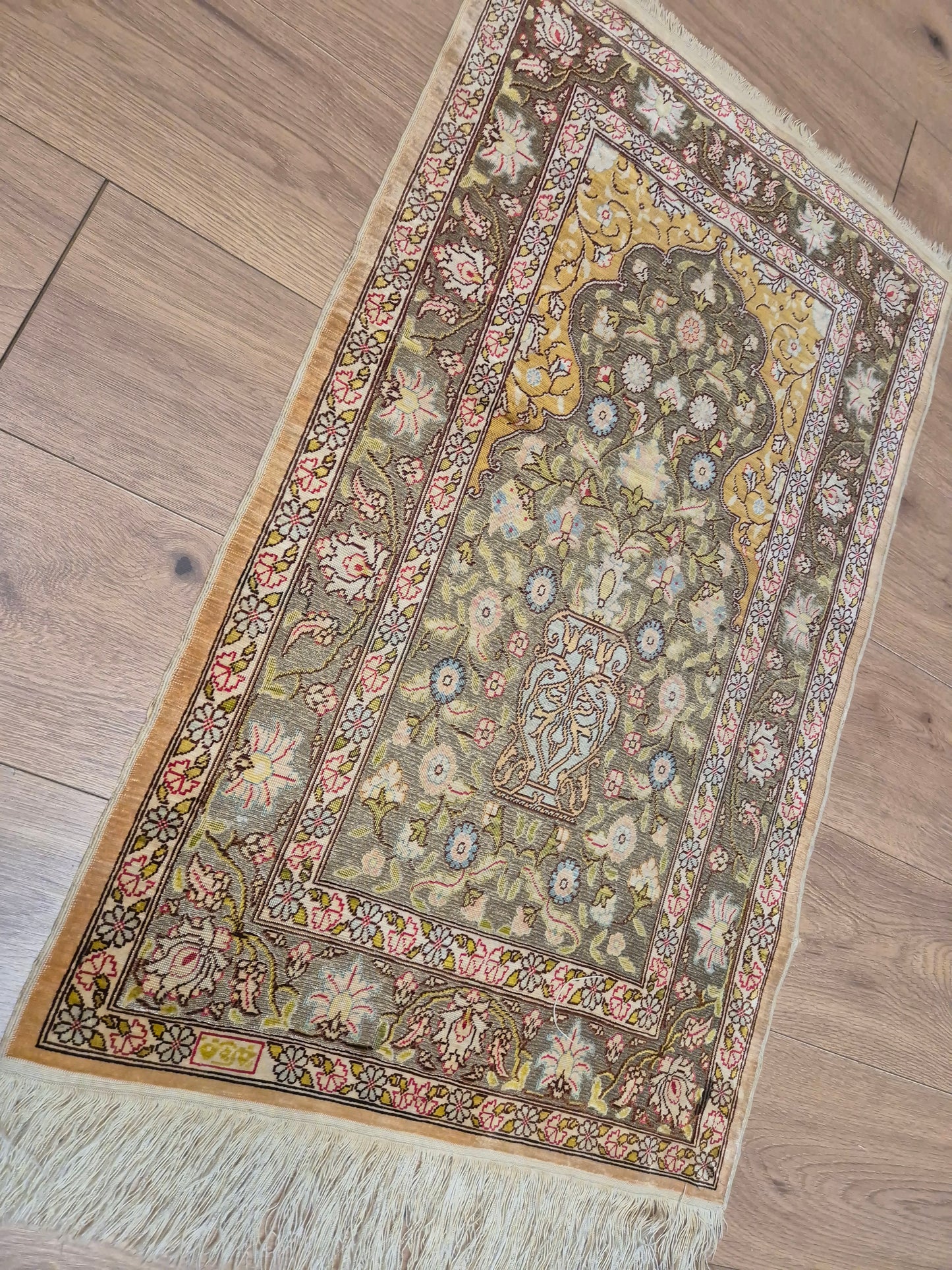 Hereke Teppich – reine Seide, signiert, feine Knüpfung