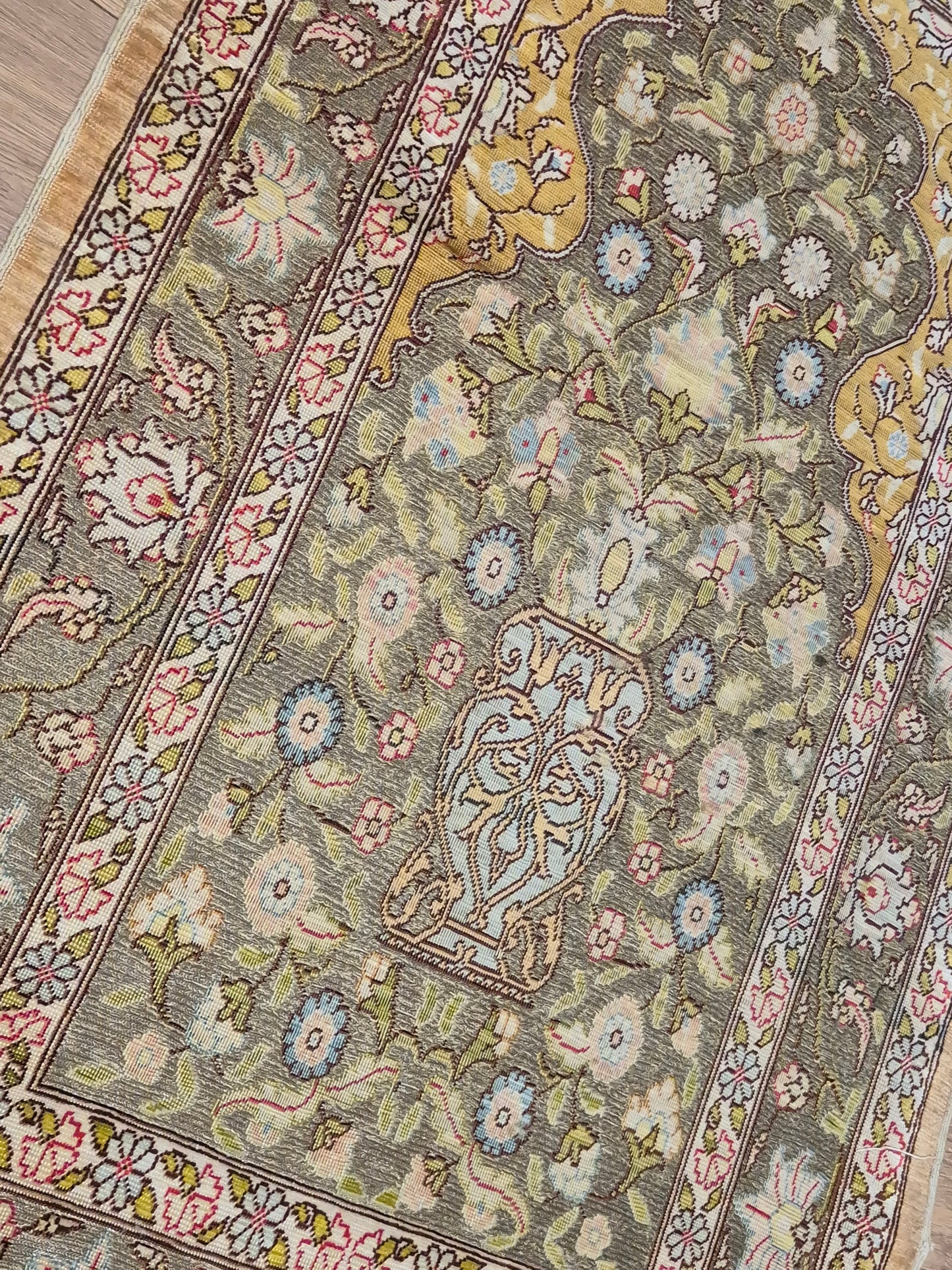 Hereke Teppich – reine Seide, signiert, feine Knüpfung