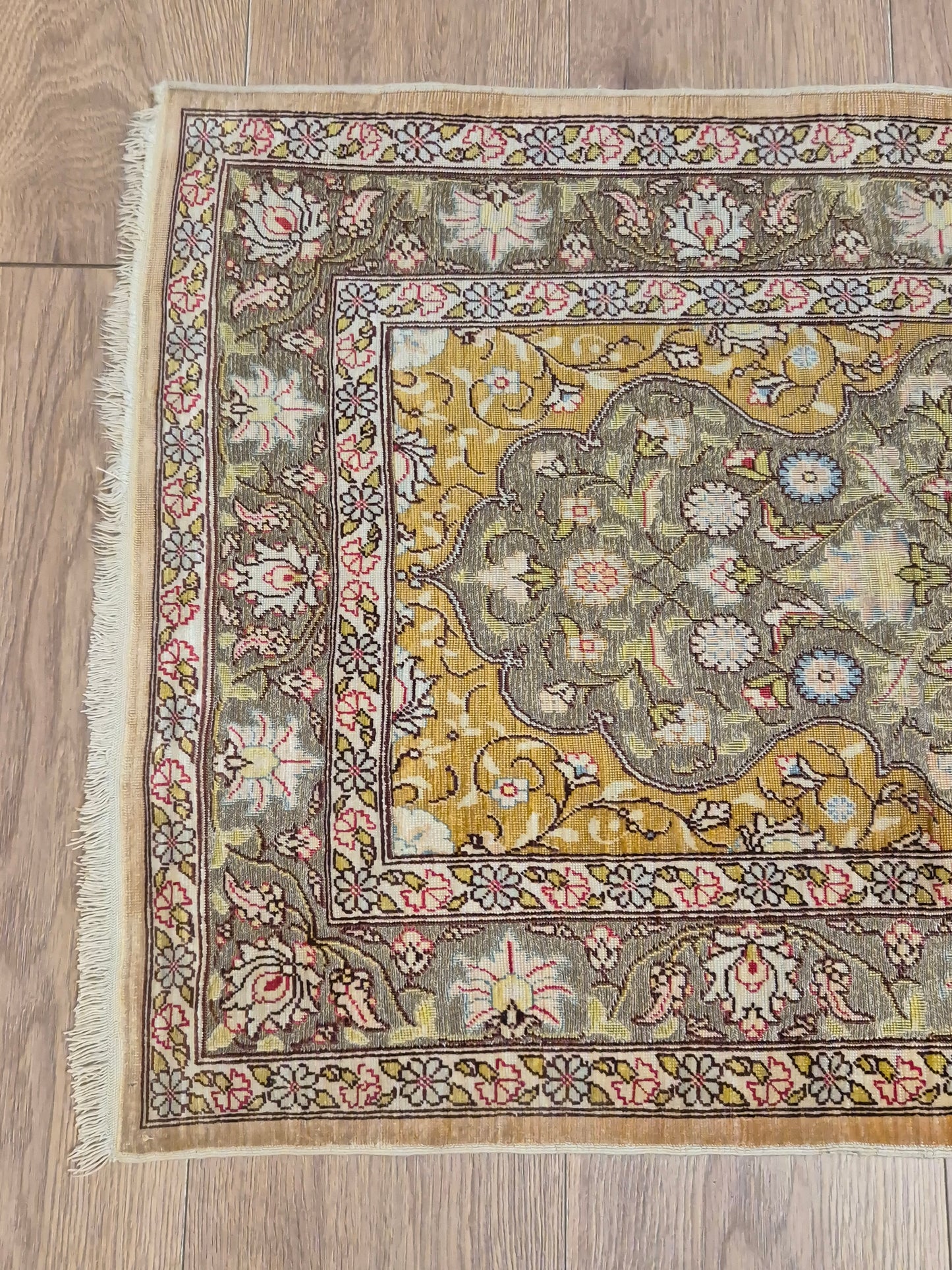 Hereke Teppich – reine Seide, signiert, feine Knüpfung