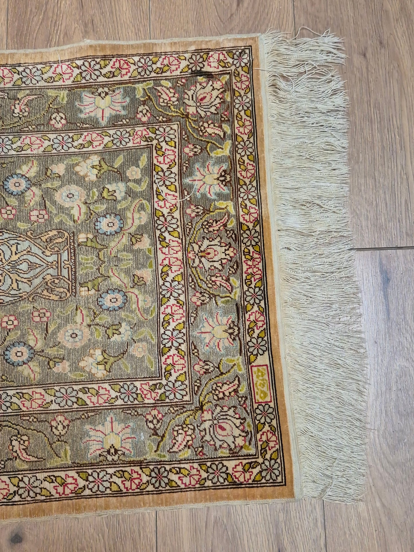 Hereke Teppich – reine Seide, signiert, feine Knüpfung