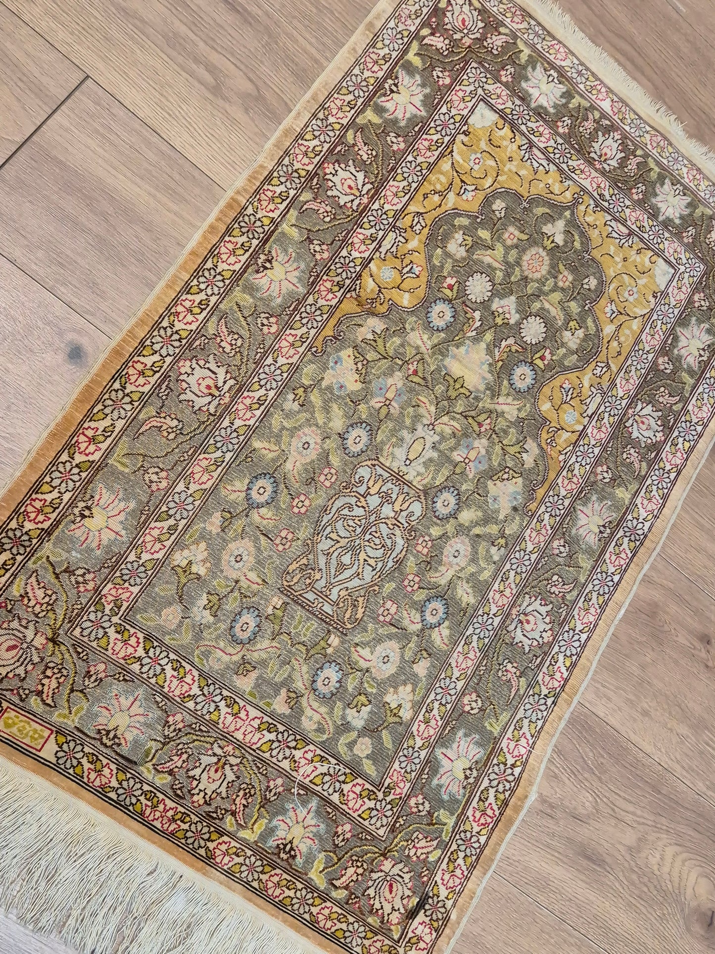 Hereke Teppich – reine Seide, signiert, feine Knüpfung