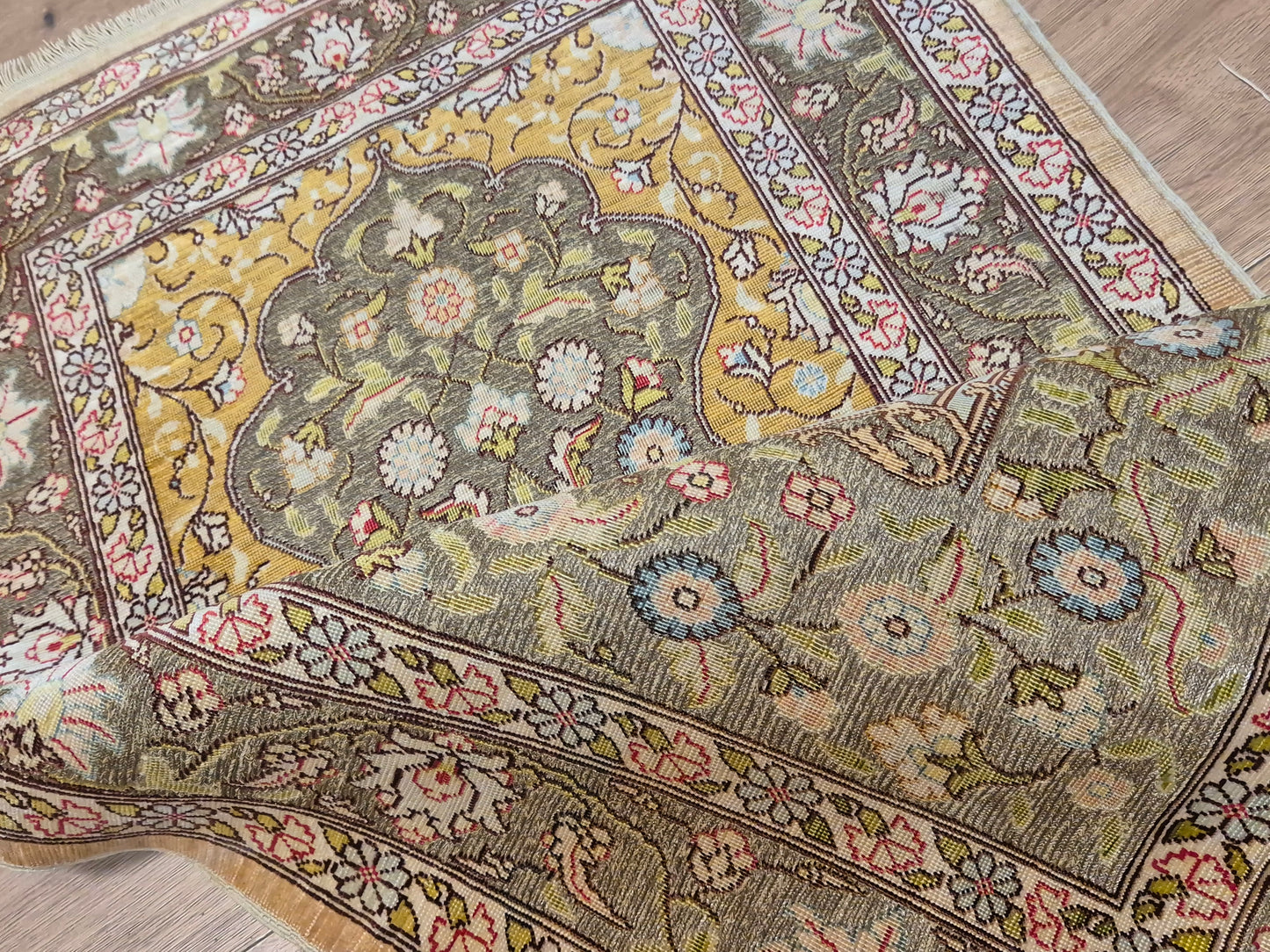 Hereke Teppich – reine Seide, signiert, feine Knüpfung