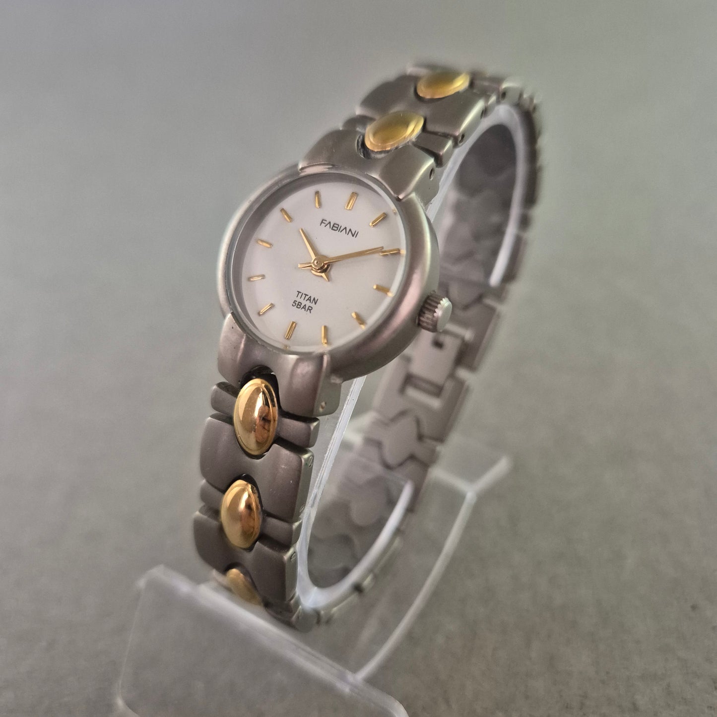 Fabiani Damen Uhr Titan – Weißes Zifferblatt mit Goldakzenten