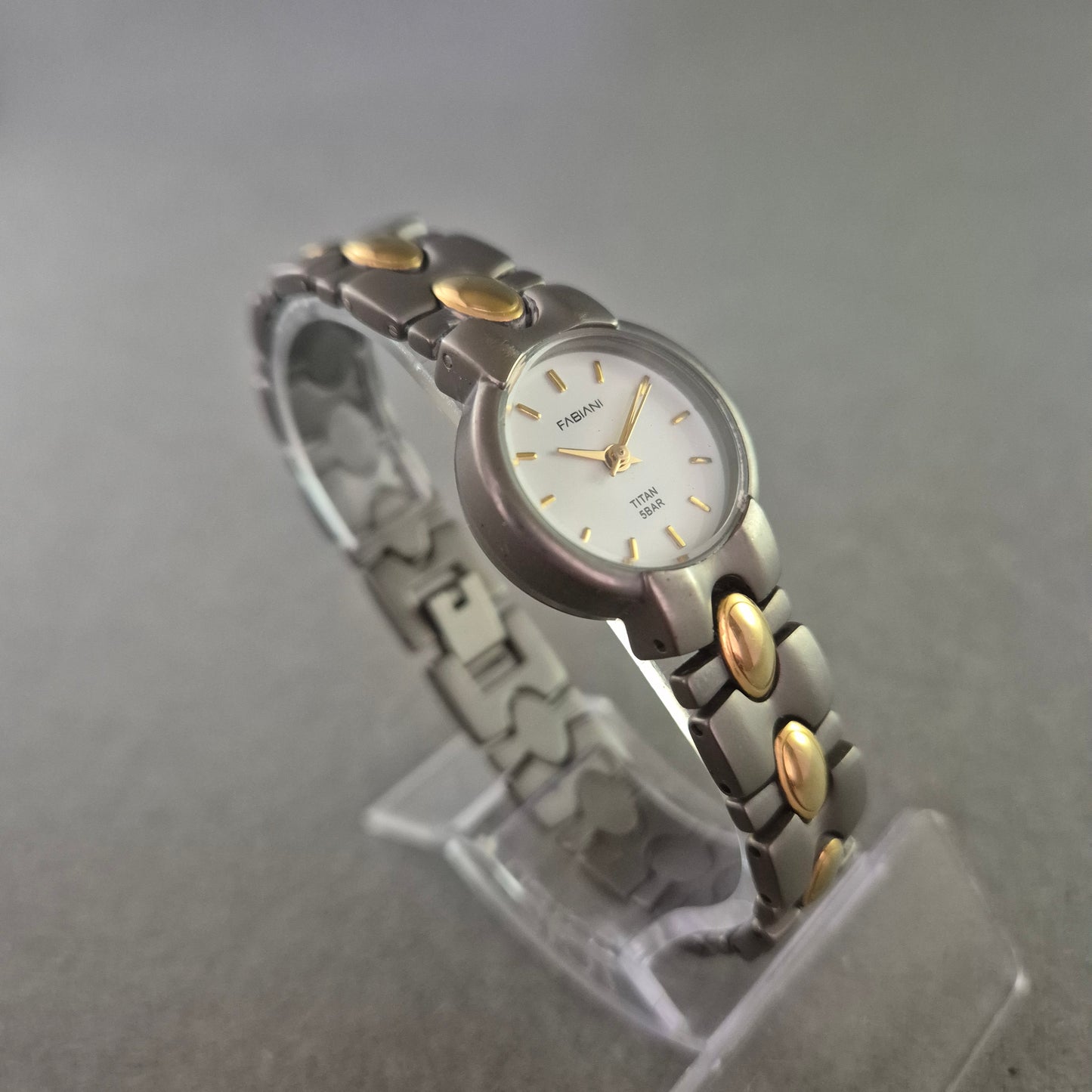 Fabiani Damen Uhr Titan – Weißes Zifferblatt mit Goldakzenten