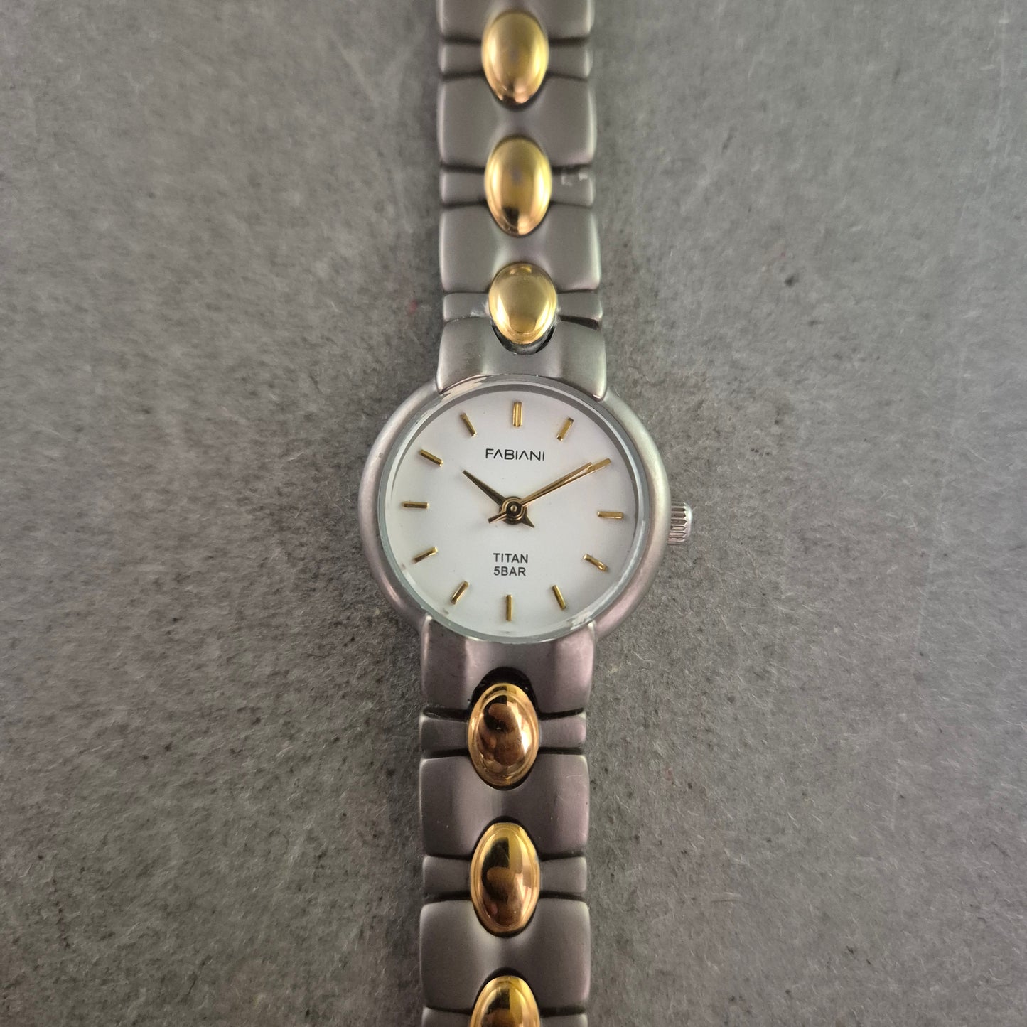 Fabiani Damen Uhr Titan – Weißes Zifferblatt mit Goldakzenten