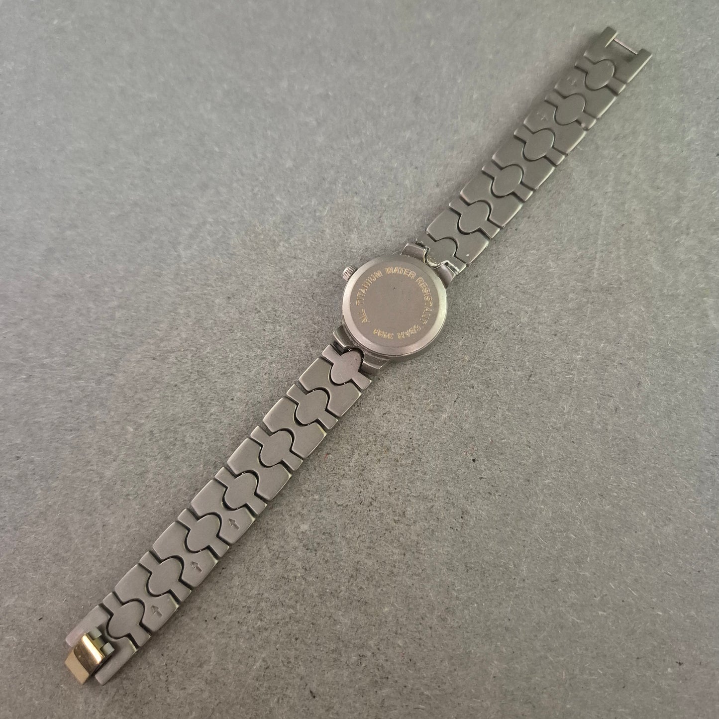 Fabiani Damen Uhr Titan – Weißes Zifferblatt mit Goldakzenten