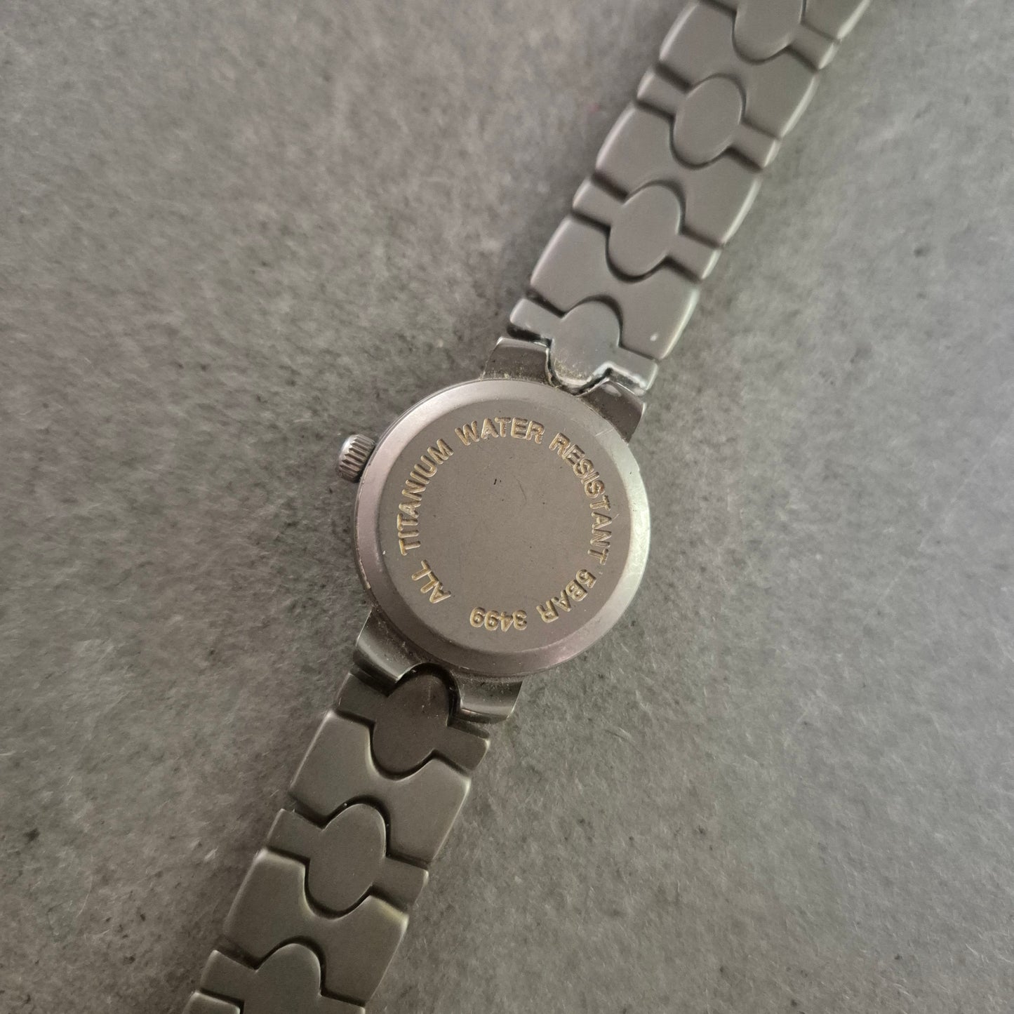 Fabiani Damen Uhr Titan – Weißes Zifferblatt mit Goldakzenten