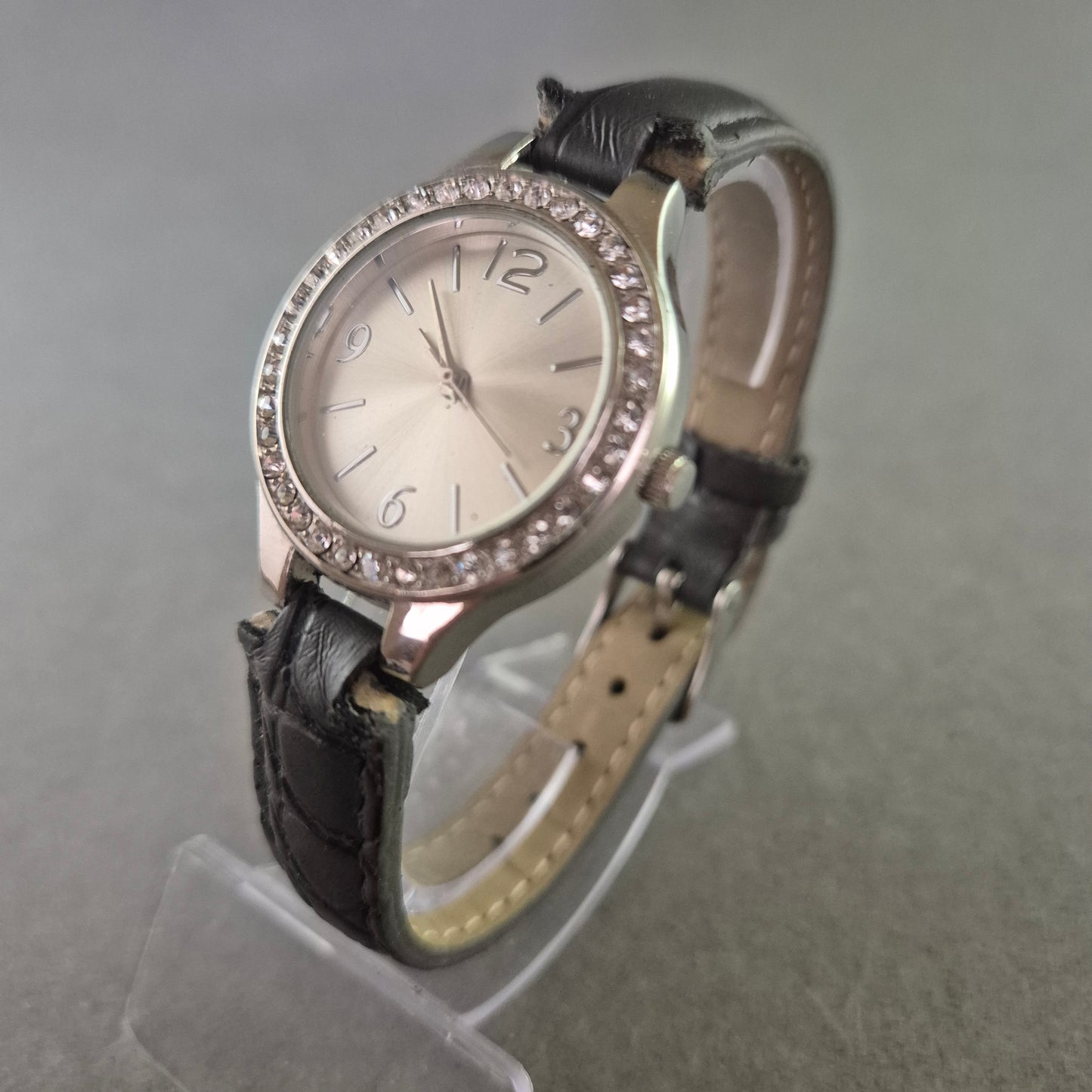 Astral Damen Uhr – Silbernes Design mit Strassbesatz