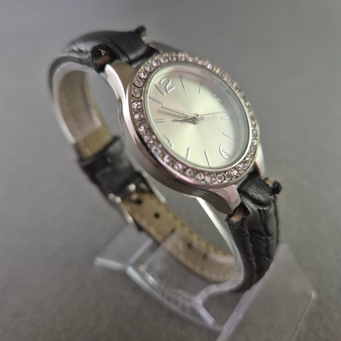 Astral Damen Uhr – Silbernes Design mit Strassbesatz