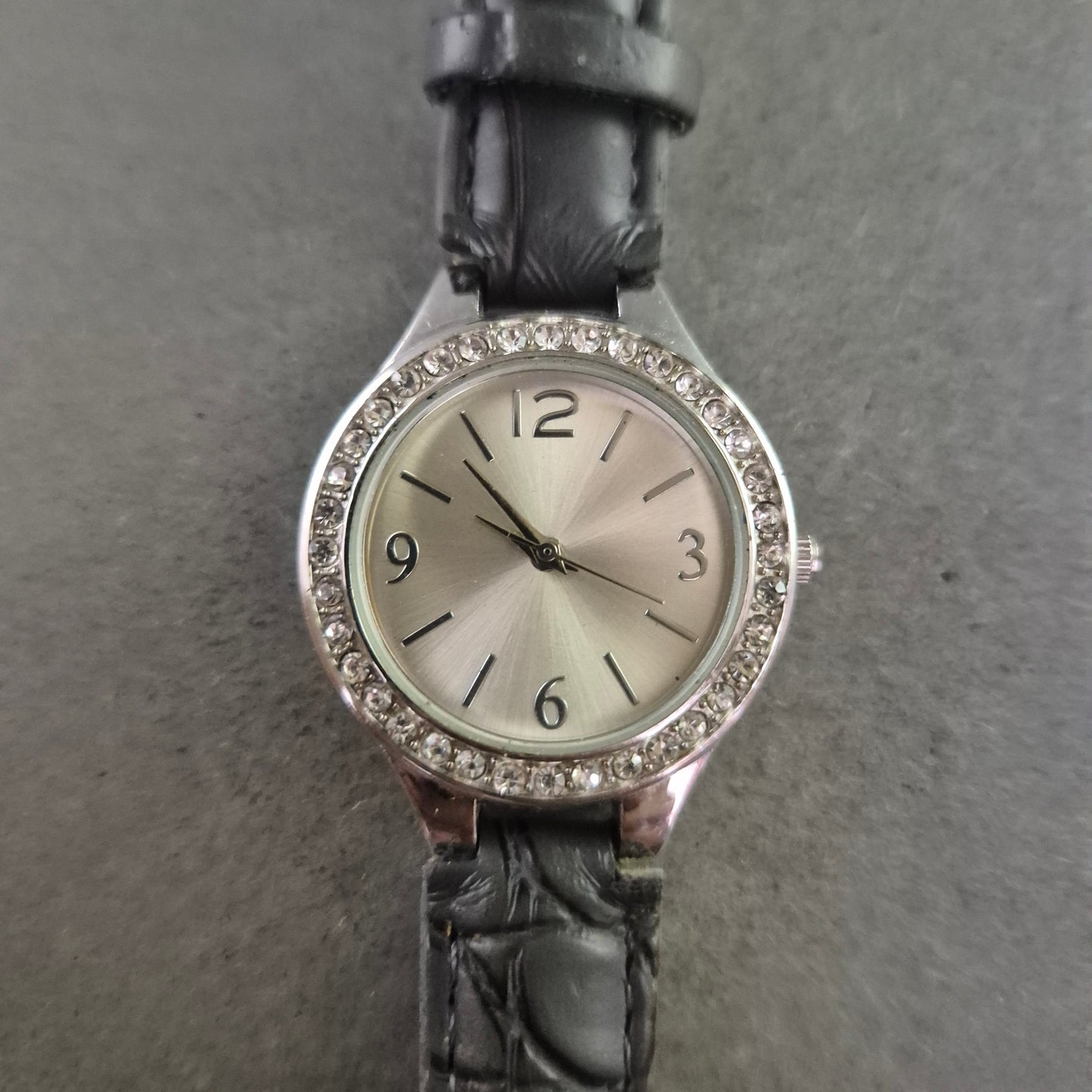 Astral Damen Uhr – Silbernes Design mit Strassbesatz